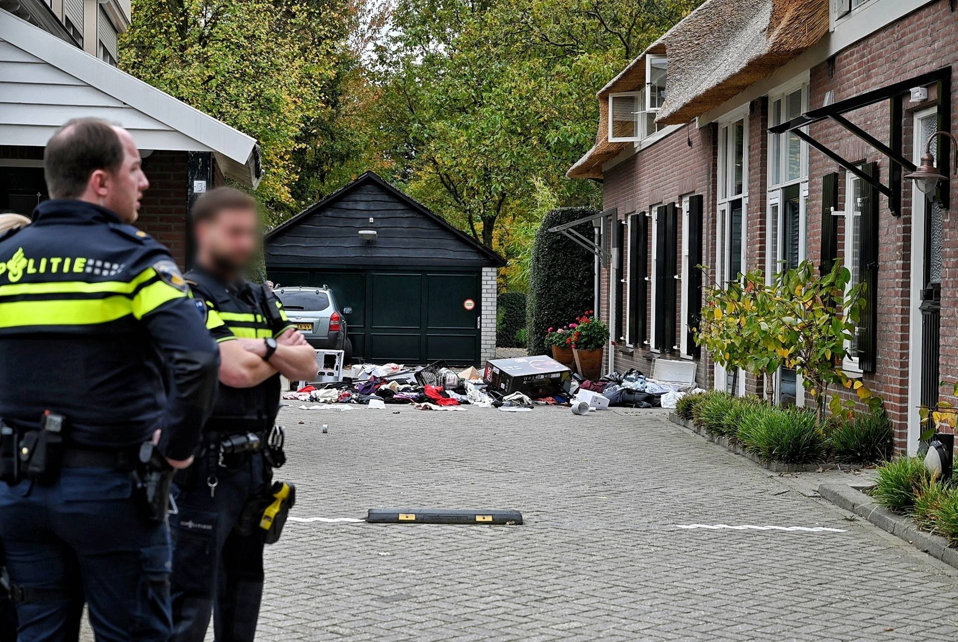 Man met onbegrepen gedrag gooit inboedel uit woning