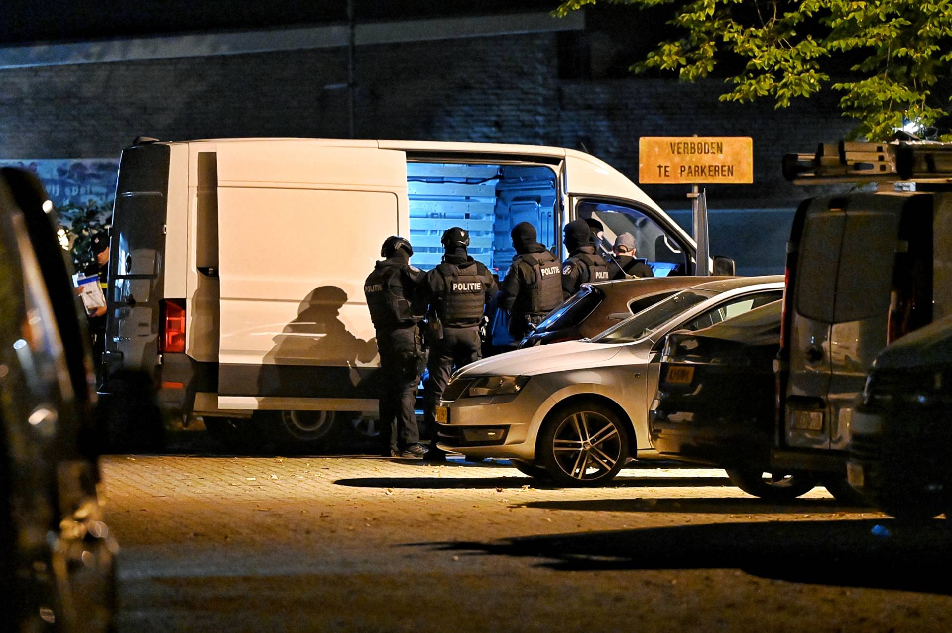 Drie mannen aangehouden bij politie-inval met wapens en drugs