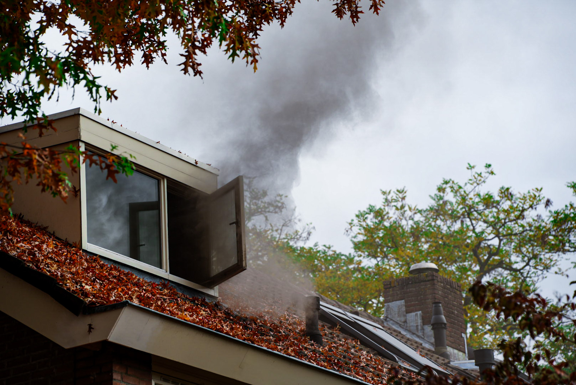 Woning onbewoonbaar na zolderbrand, vermoedelijk ontstaan bij wasmachine