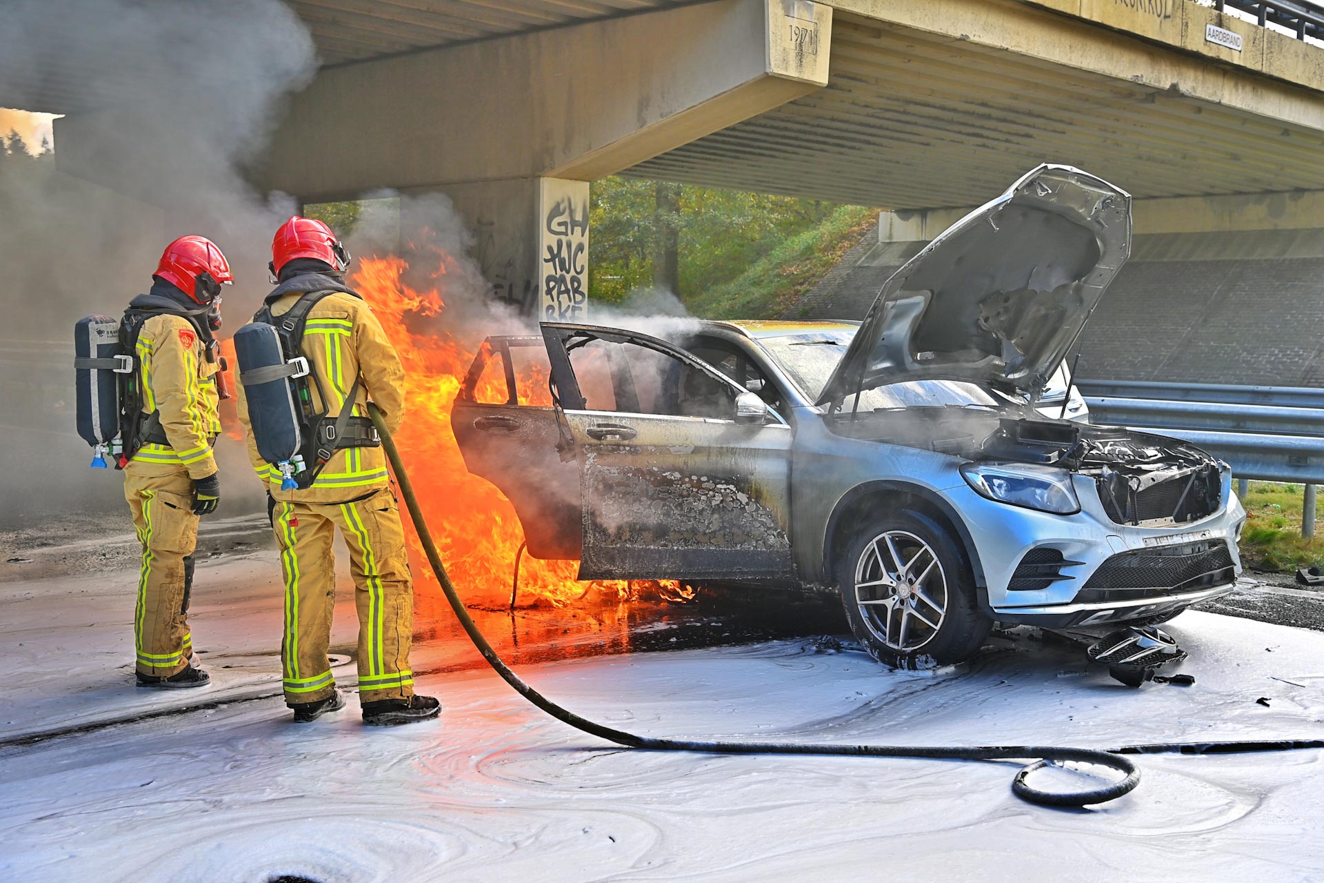 Auto vliegt in brand bij groot ongeluk, snelweg helemaal dicht
