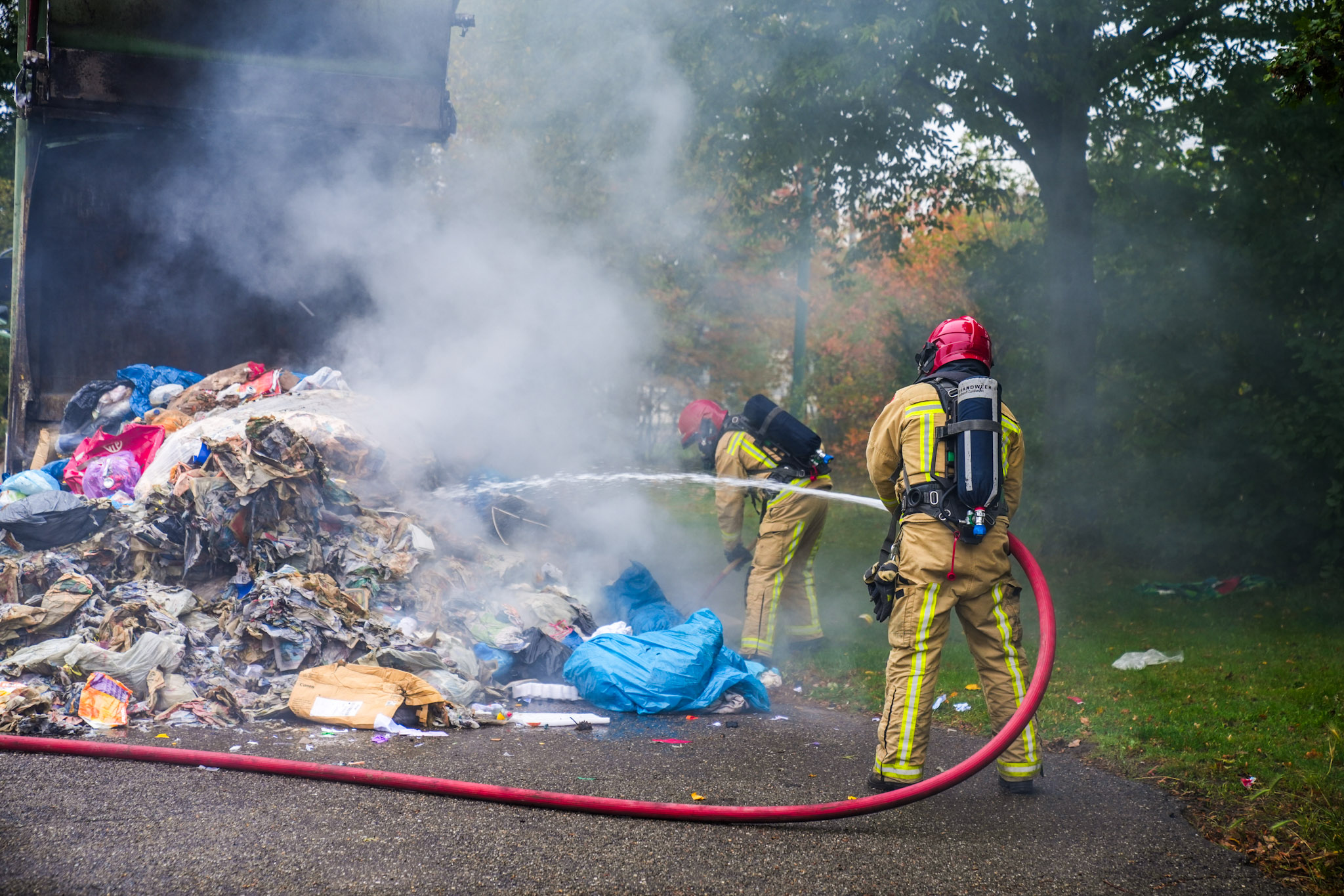 Vuilniswagen vliegt in brand, lading gedumpt voor bluswerkzaamheden