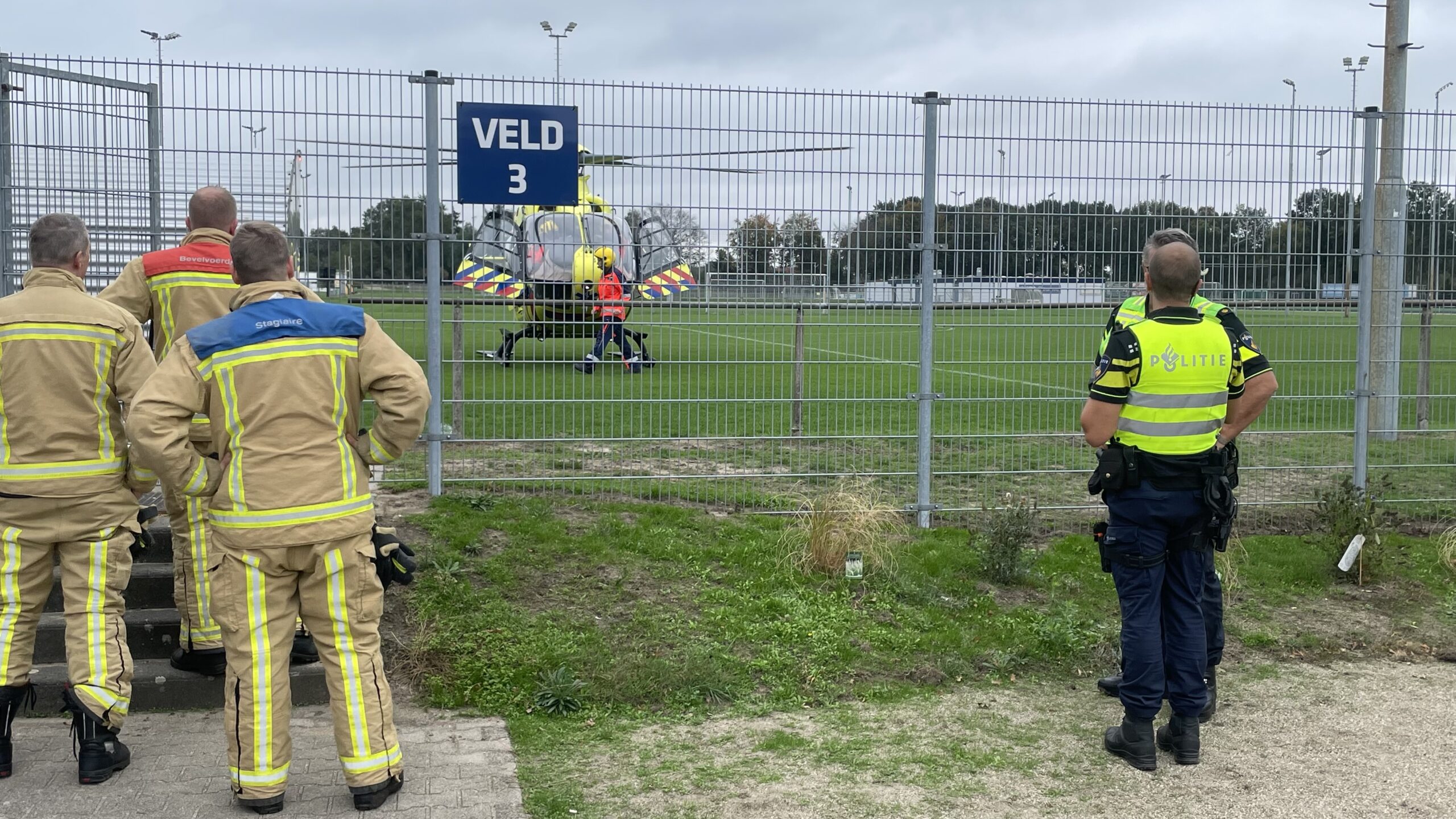 Jonge jongen onwel op sportpark, traumahelikopter landt op veld