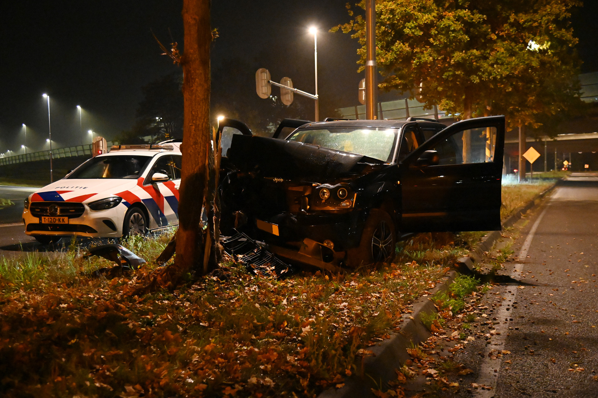 Automobilist crasht tegen boom