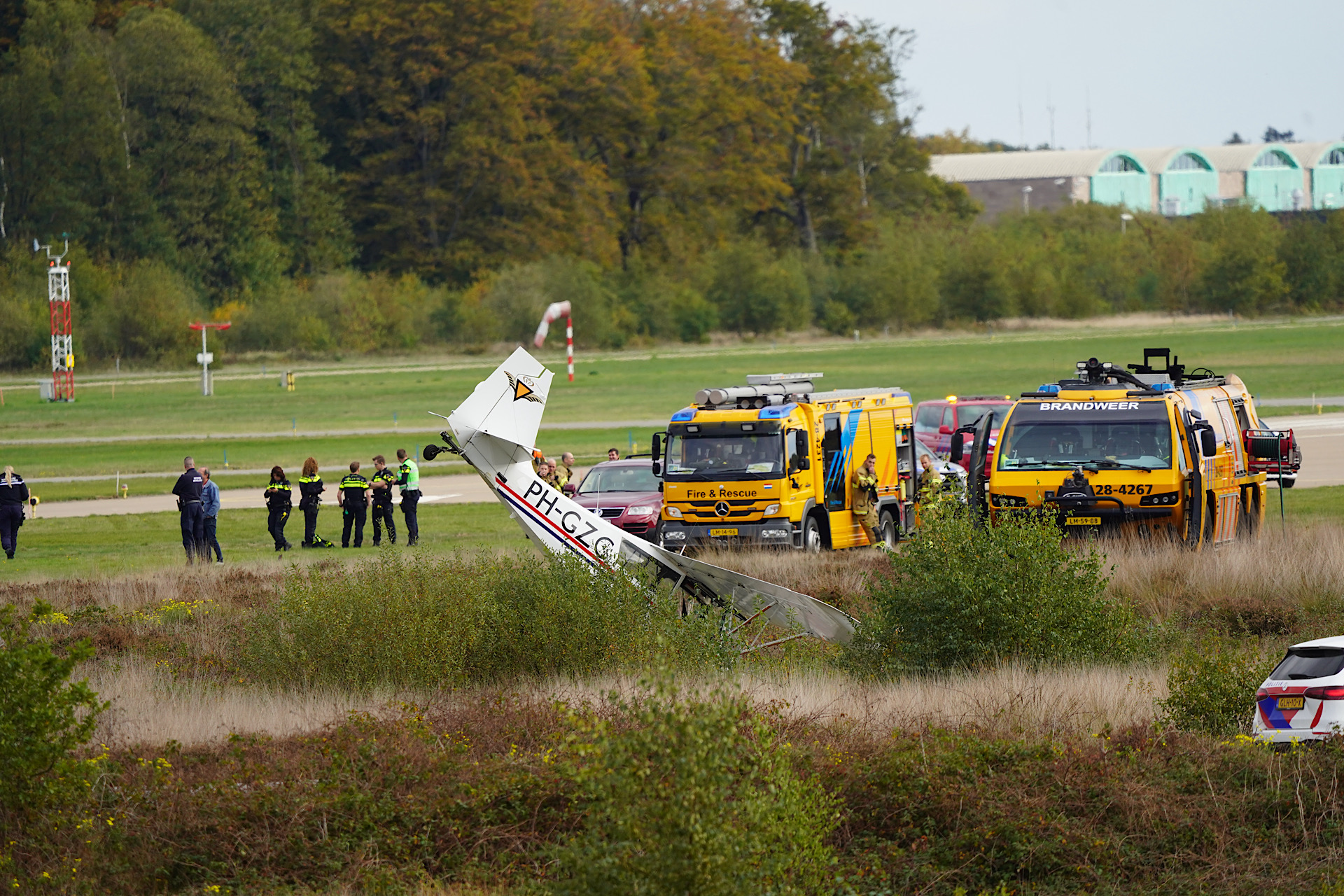 Klein vliegtuig slaat over de kop bij landing op vliegbasis