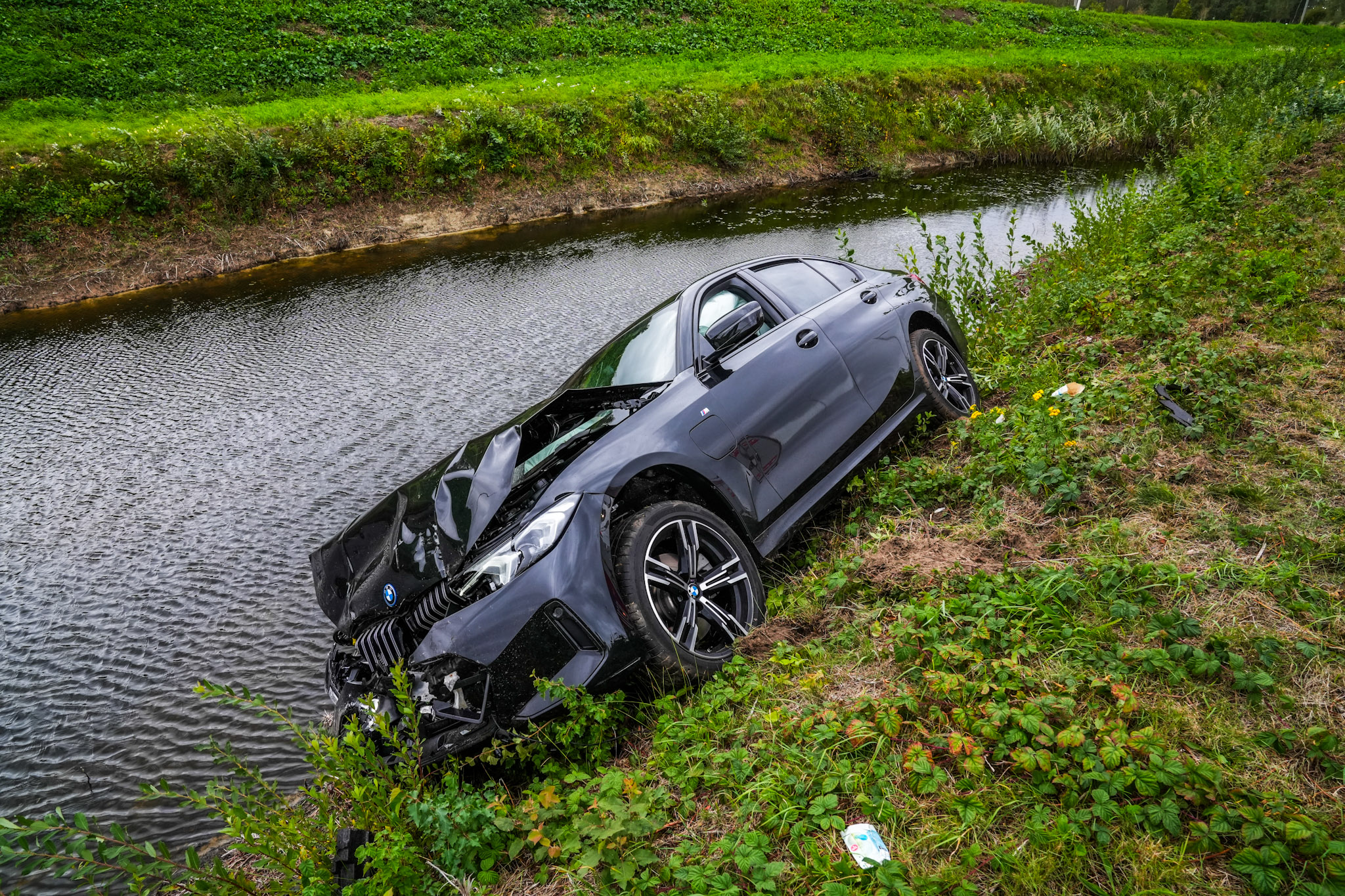 Meerdere gewonden bij aanrijding, auto belandt naast de weg bijna in sloot