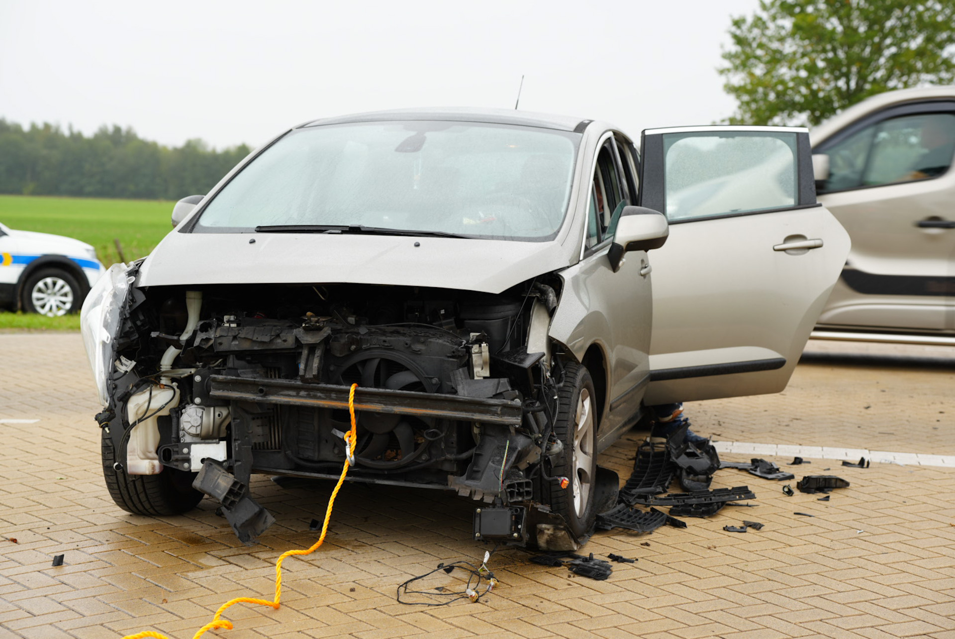 Bestuurder nagekeken na aanrijding op kruising, boer sleept auto weg