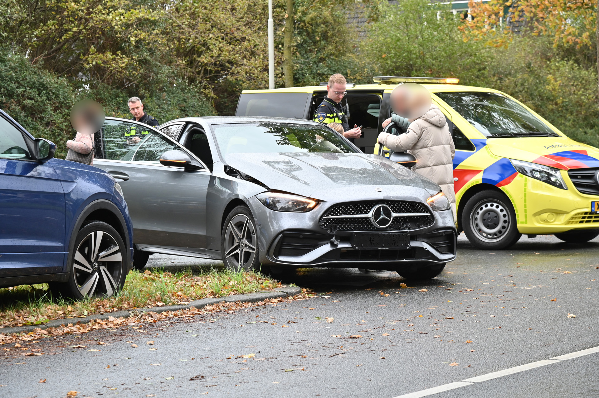 Forse schade na botsing tussen twee voertuigen op kruising