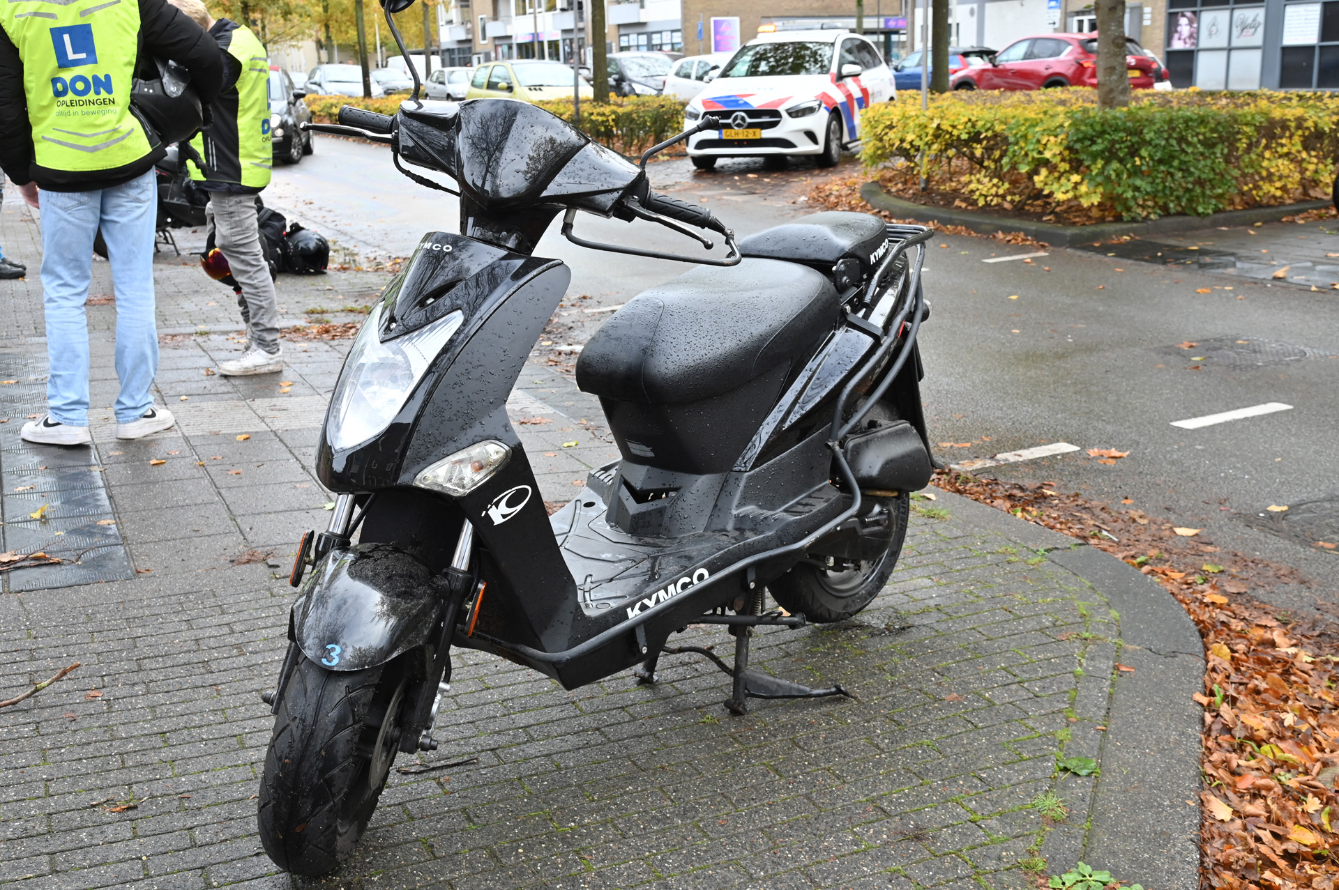 Leerling en instructeur onderuit door oliespoor op weg