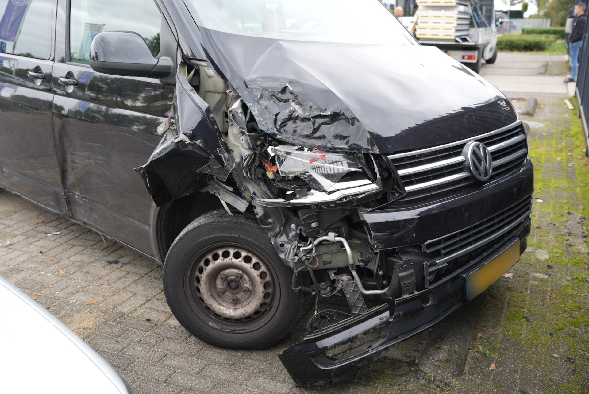 Busje dat doorreed na botsing op snelweg teruggevonden