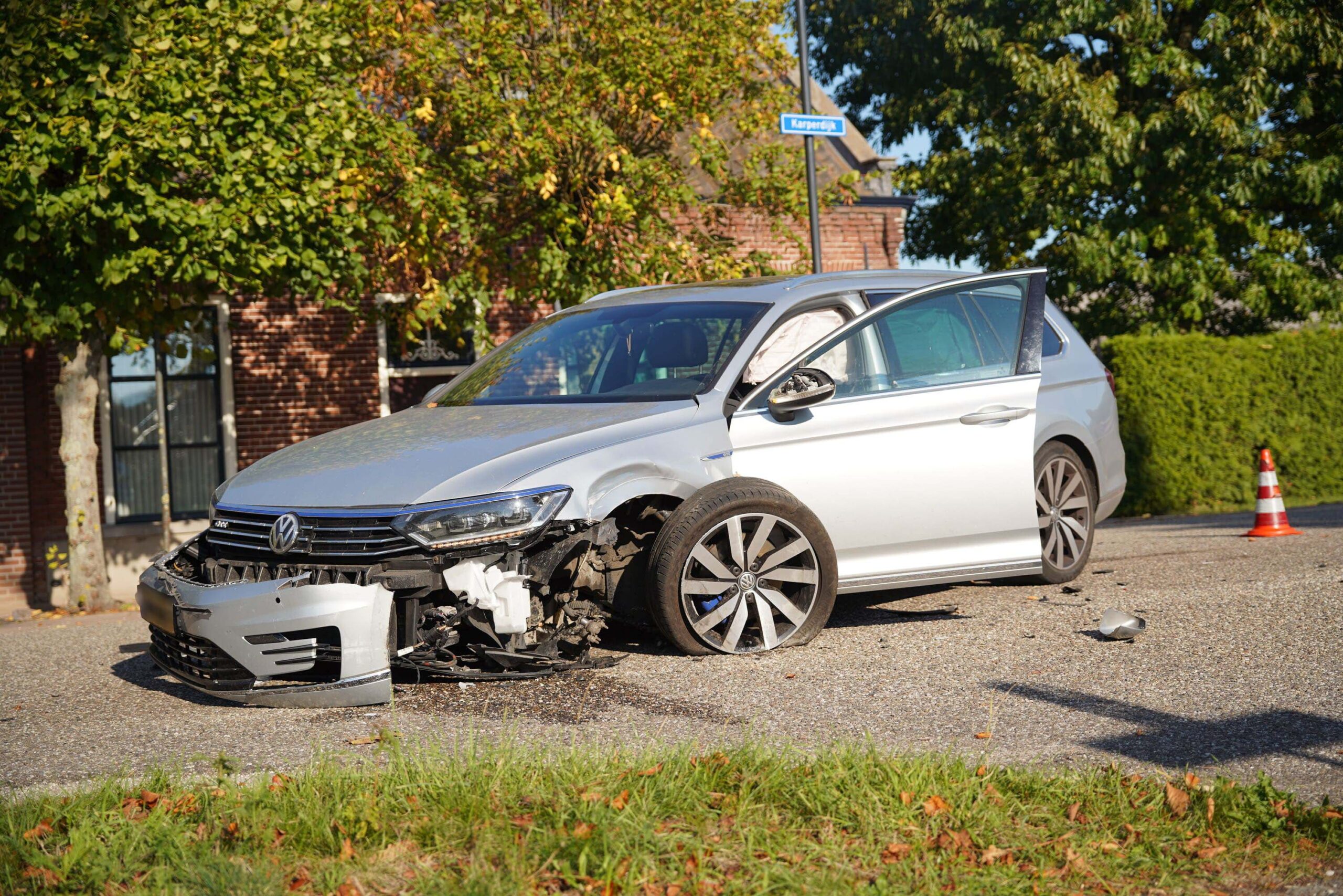 Politieauto en personenauto botsen op kruising