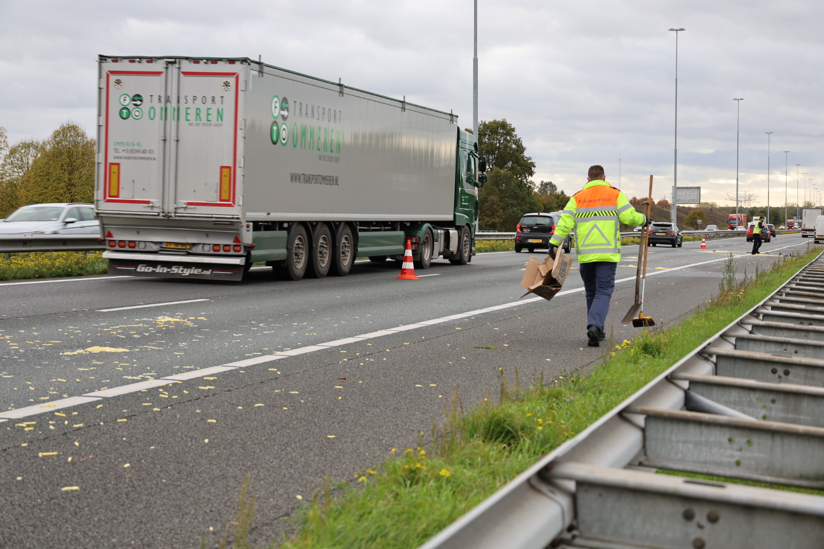 Vrachtwagen verliest lading friet op snelweg