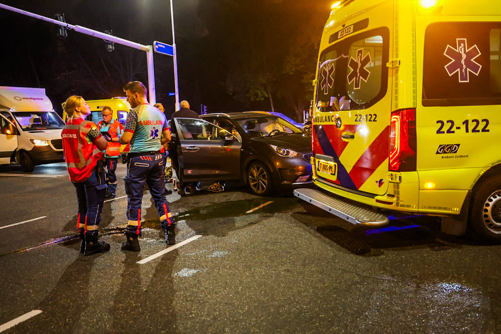 Betselbus van Jumbo botst met personenauto