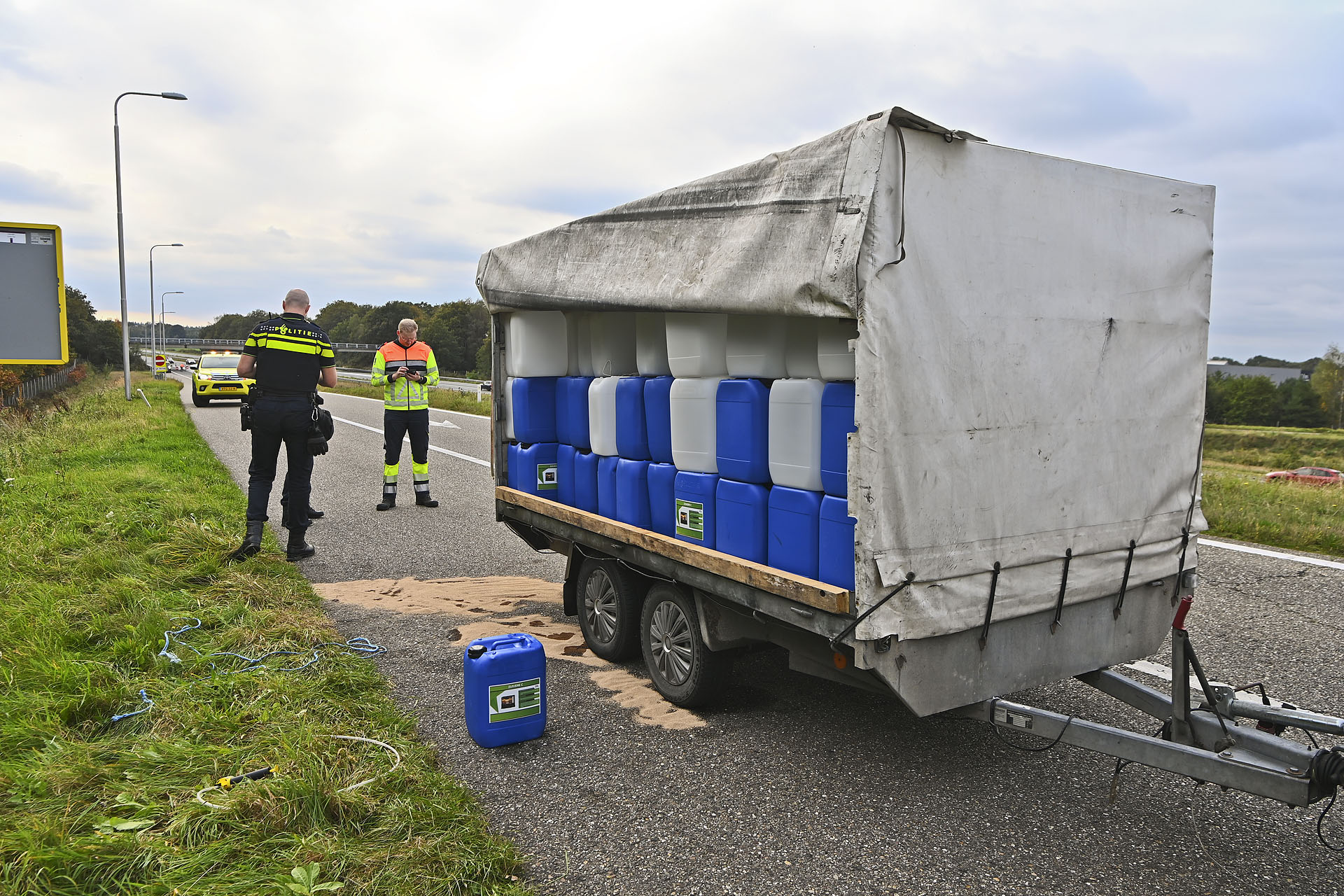 Lekkende vaten met petroleum aangetroffen in aanhanger op snelweg