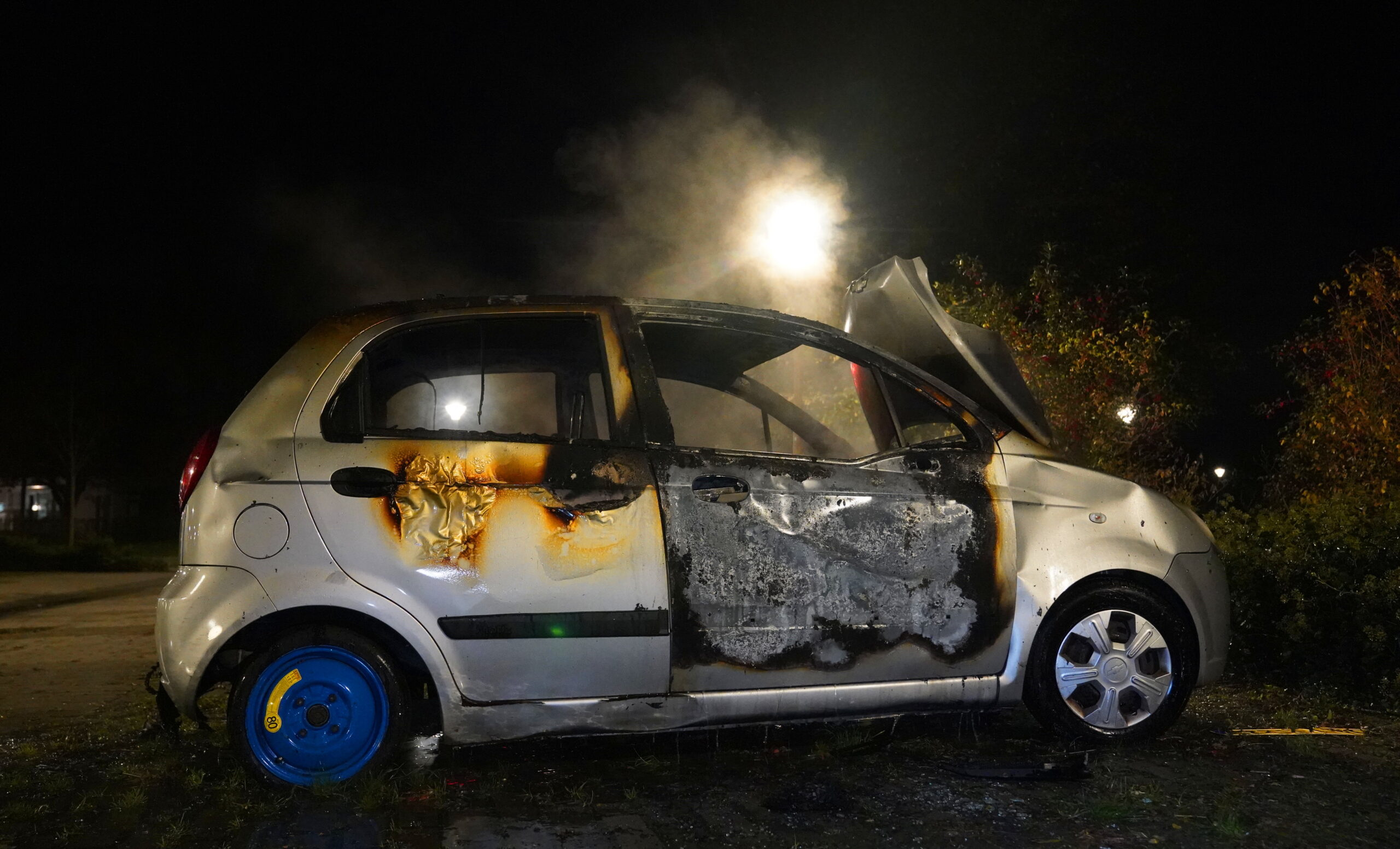 Auto volledig uitgebrand op parkeerplaats, politie onderzoekt brandstiching