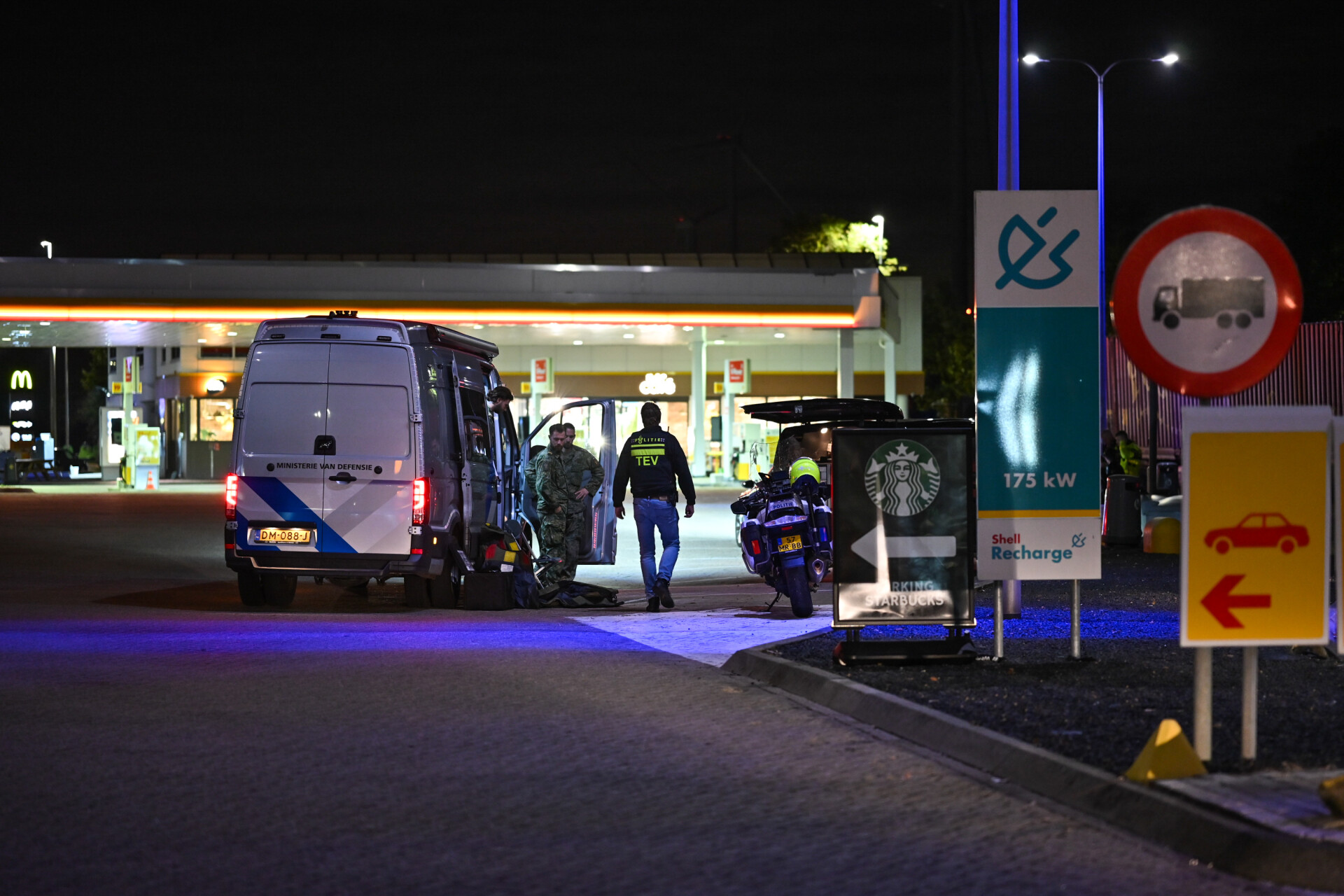 Mogelijk explosief aangetroffen in auto bij tankstation langs snelweg
