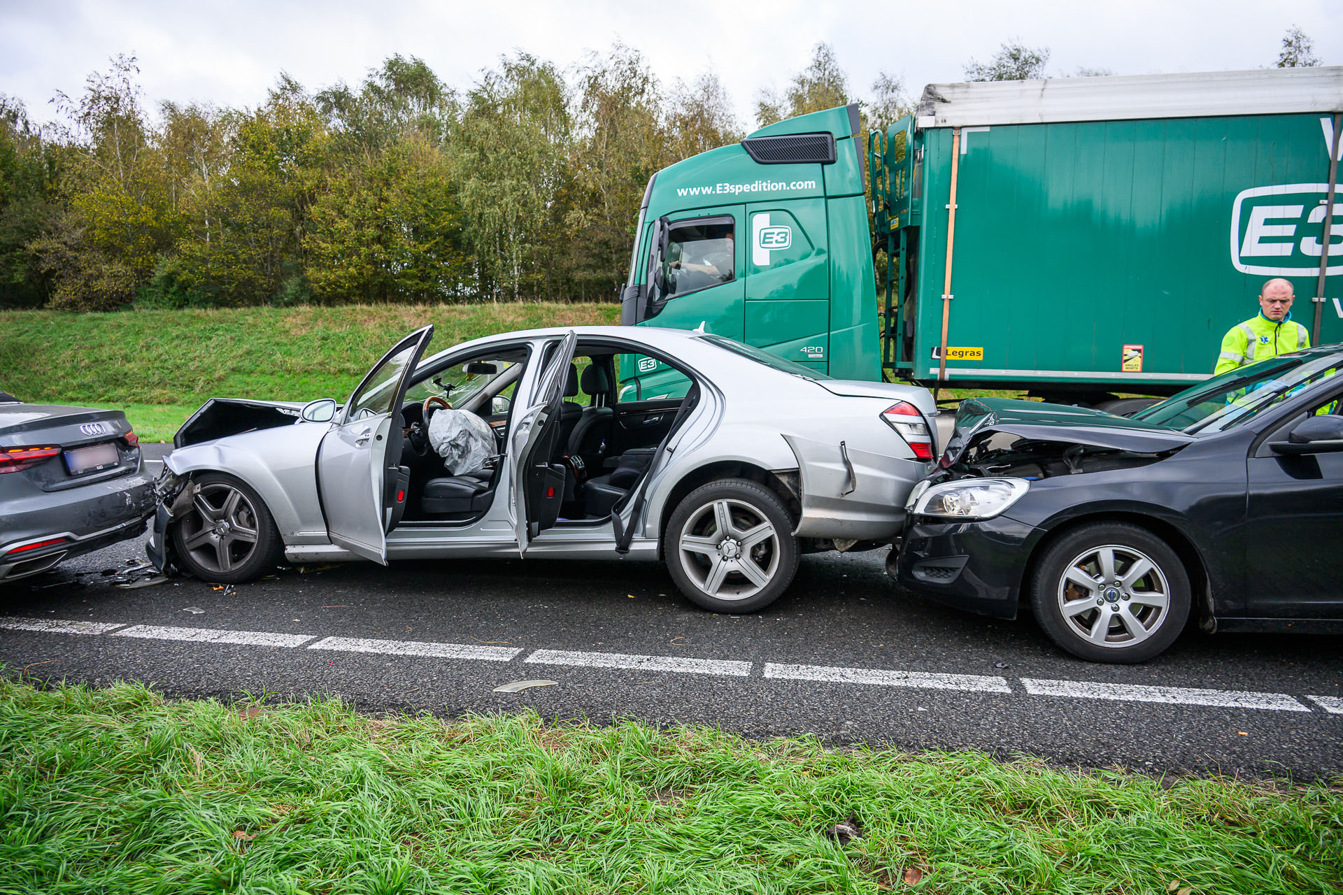 Drie auto’s botsen op snelweg, politie onderzoekt mogelijke invloed van middelen