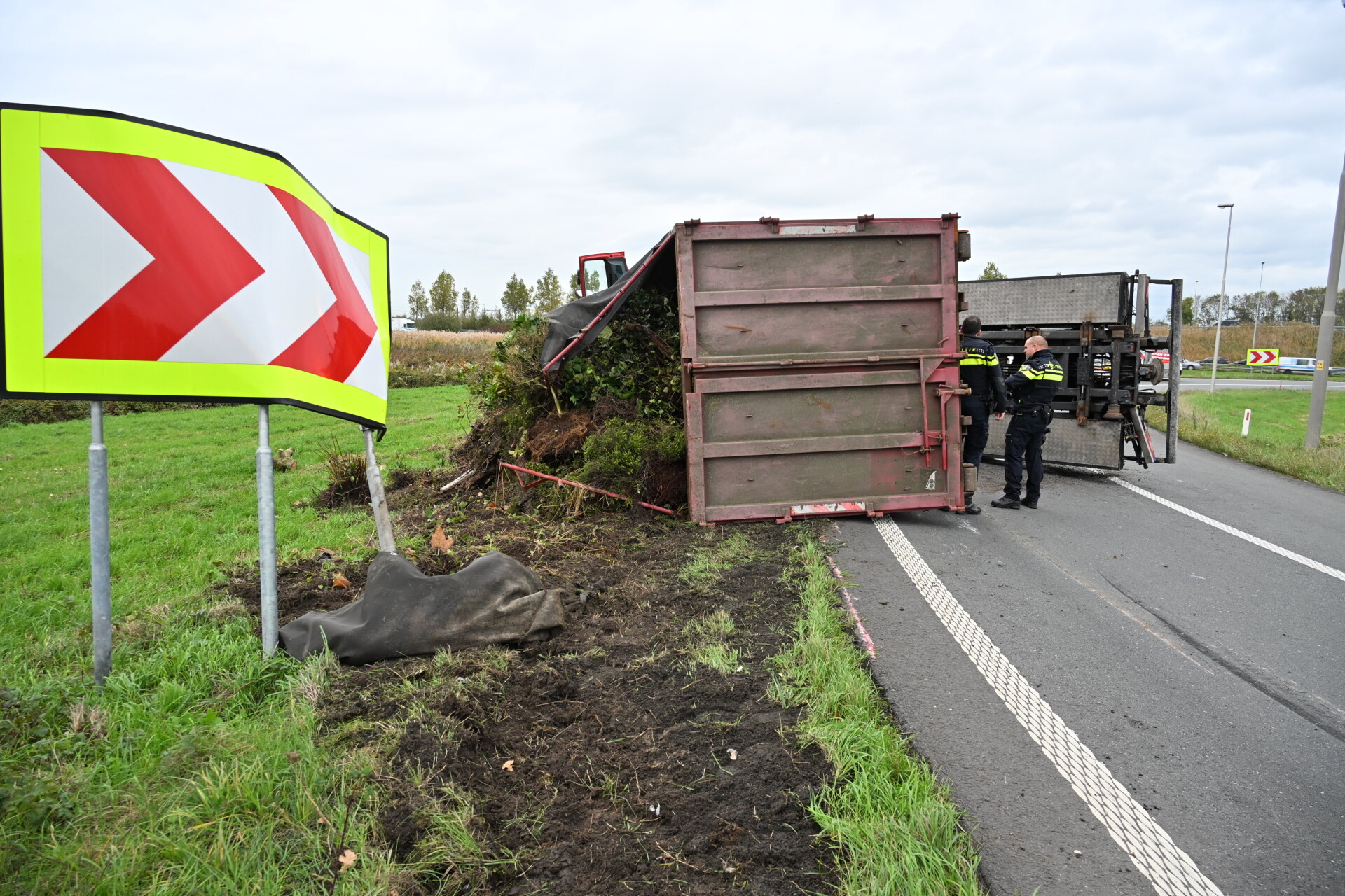 Vrachtwagen kantelt op snelweg, knooppunt dicht