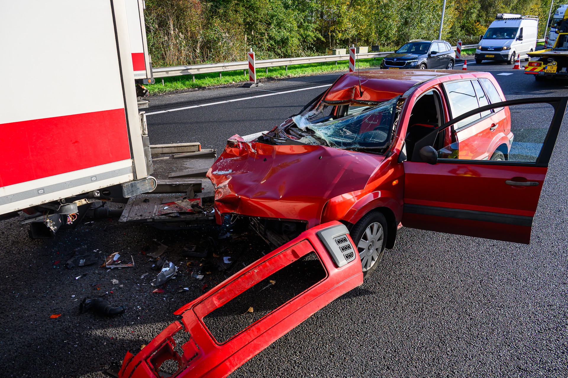 Automobilist botst achterop vrachtwagen op snelweg