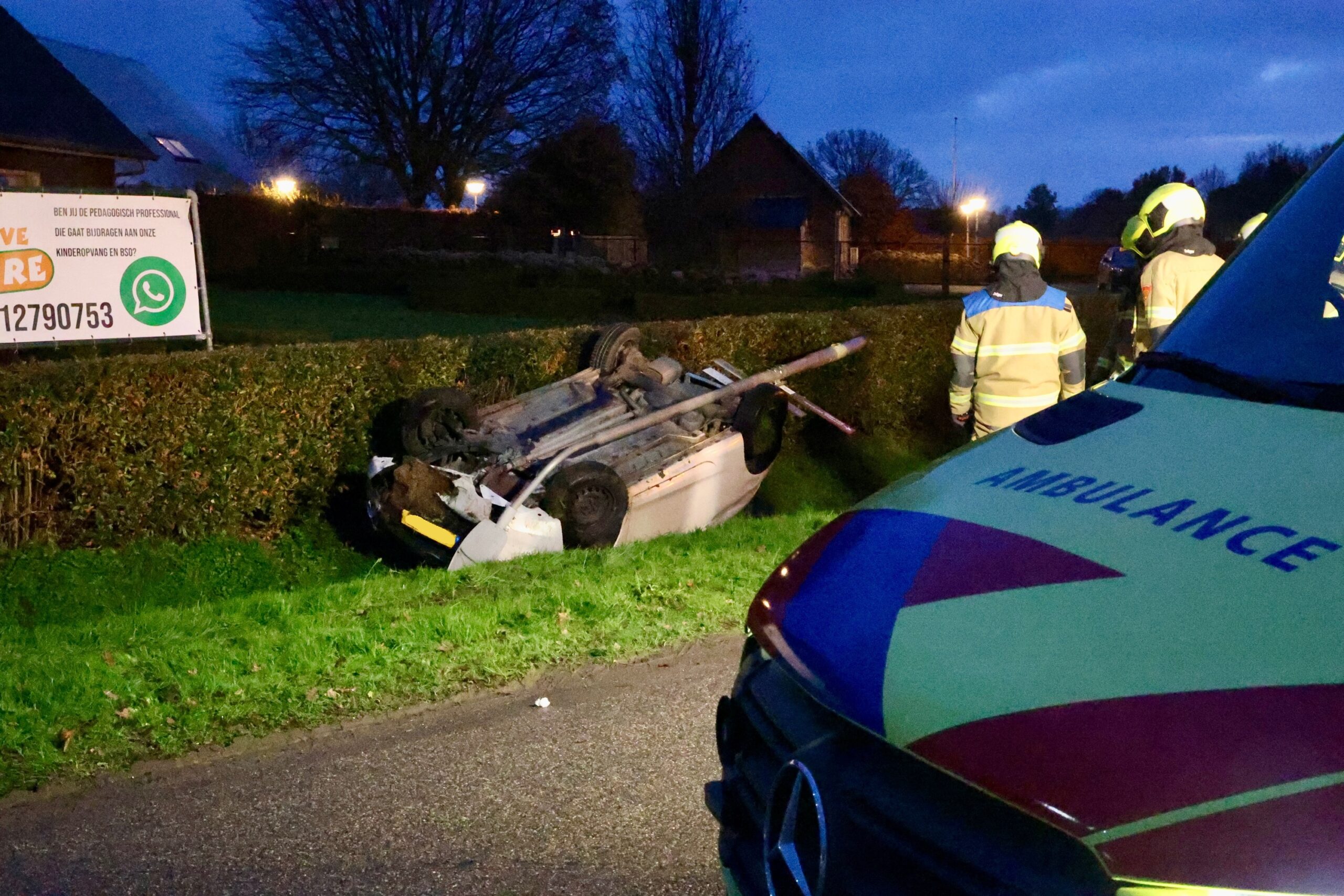 Auto op z’n kop in sloot, automobiliste met schrik vrij