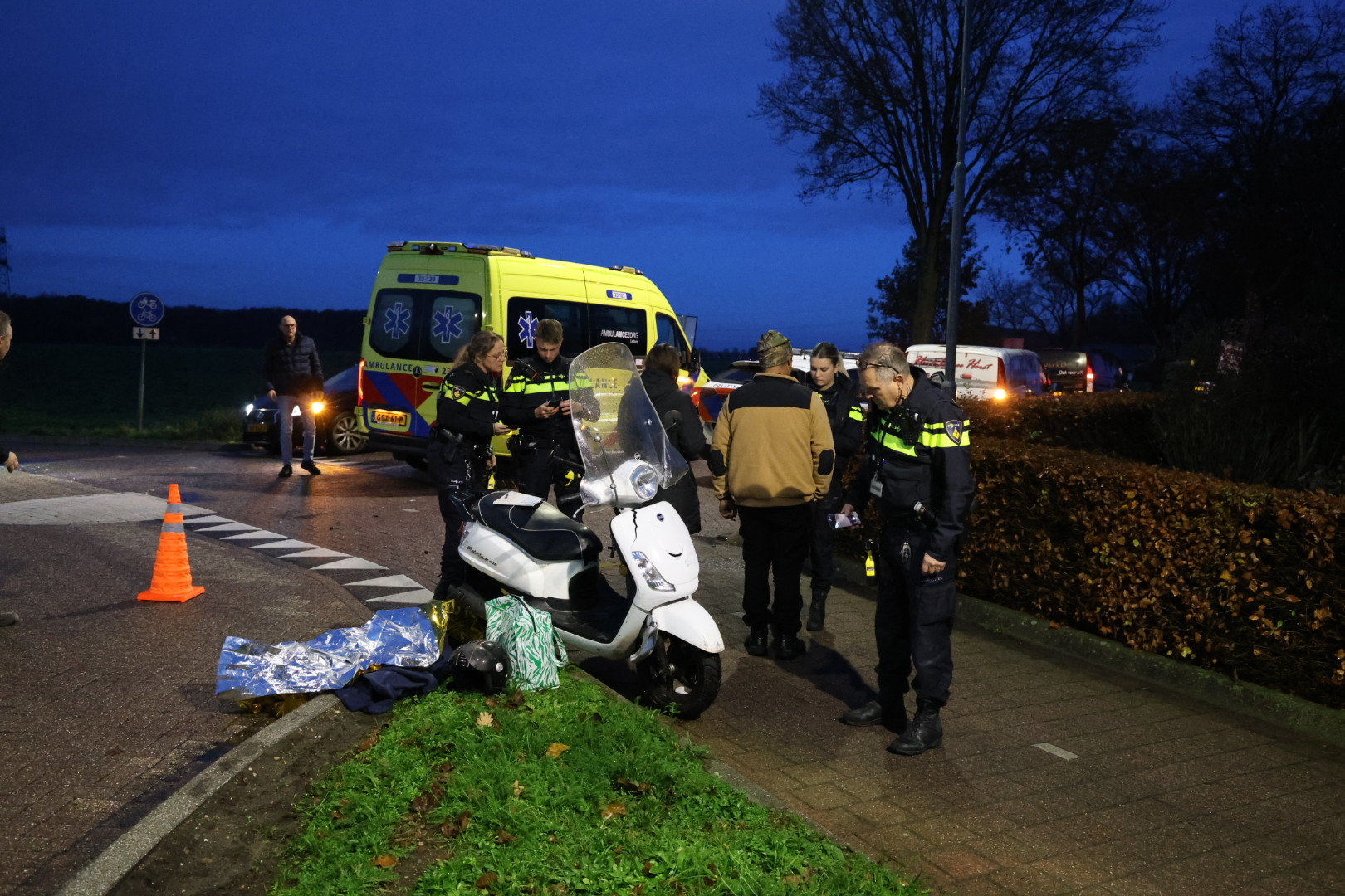 Scooterrijder aangereden door afslaande bestelbus