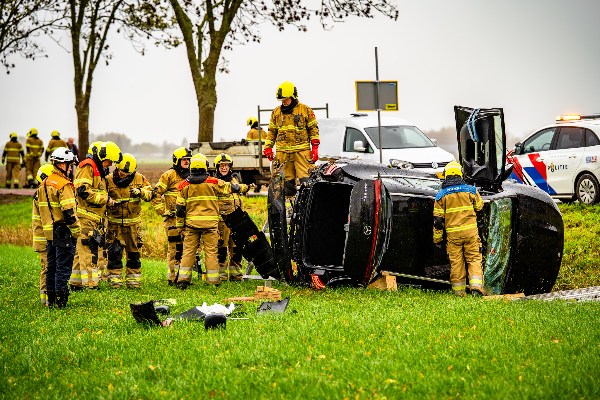 Auto’s belanden in weiland na ongeval