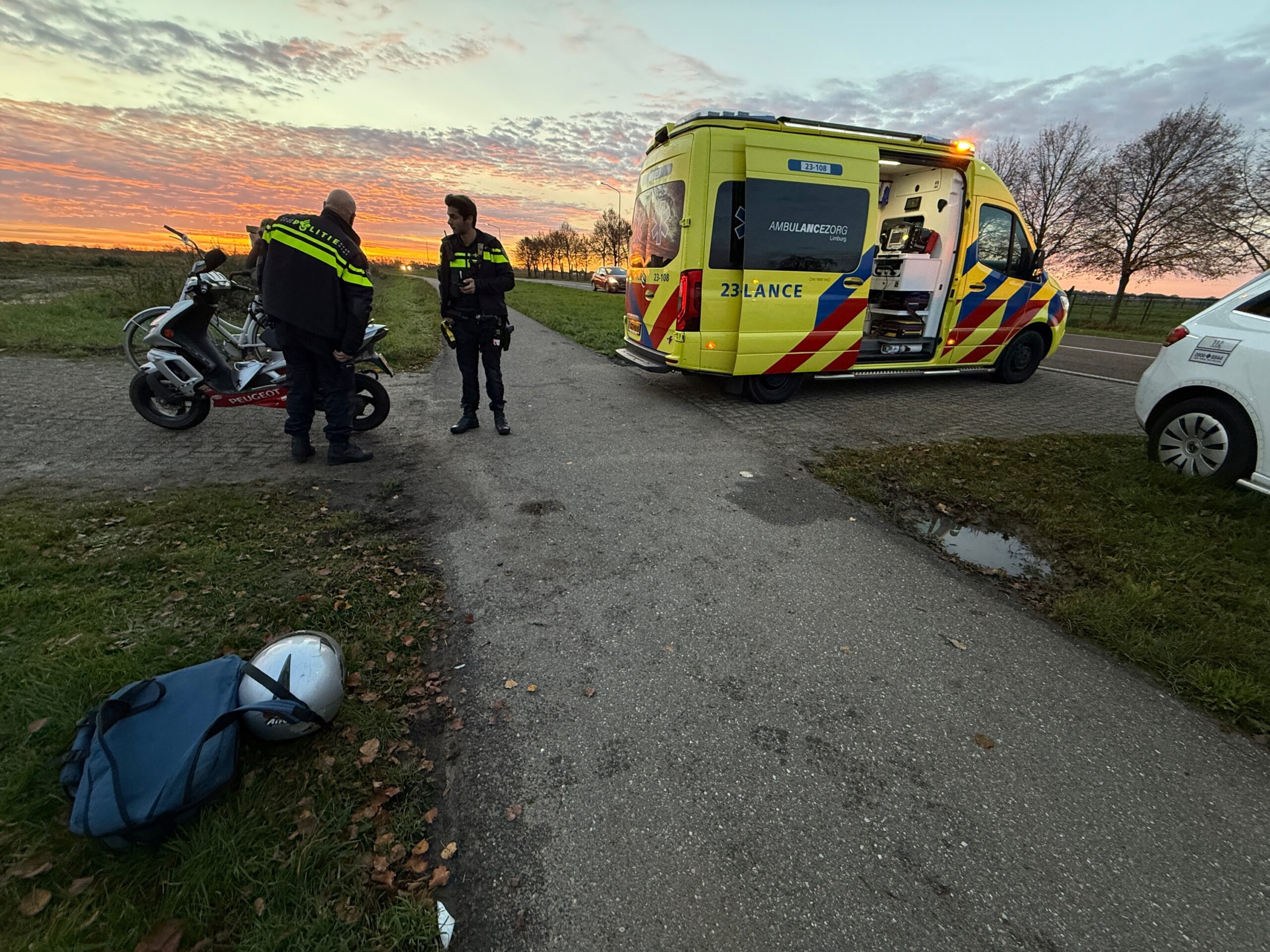 Fietsster maakt foto van zonsopgang en wordt aangereden door scooter