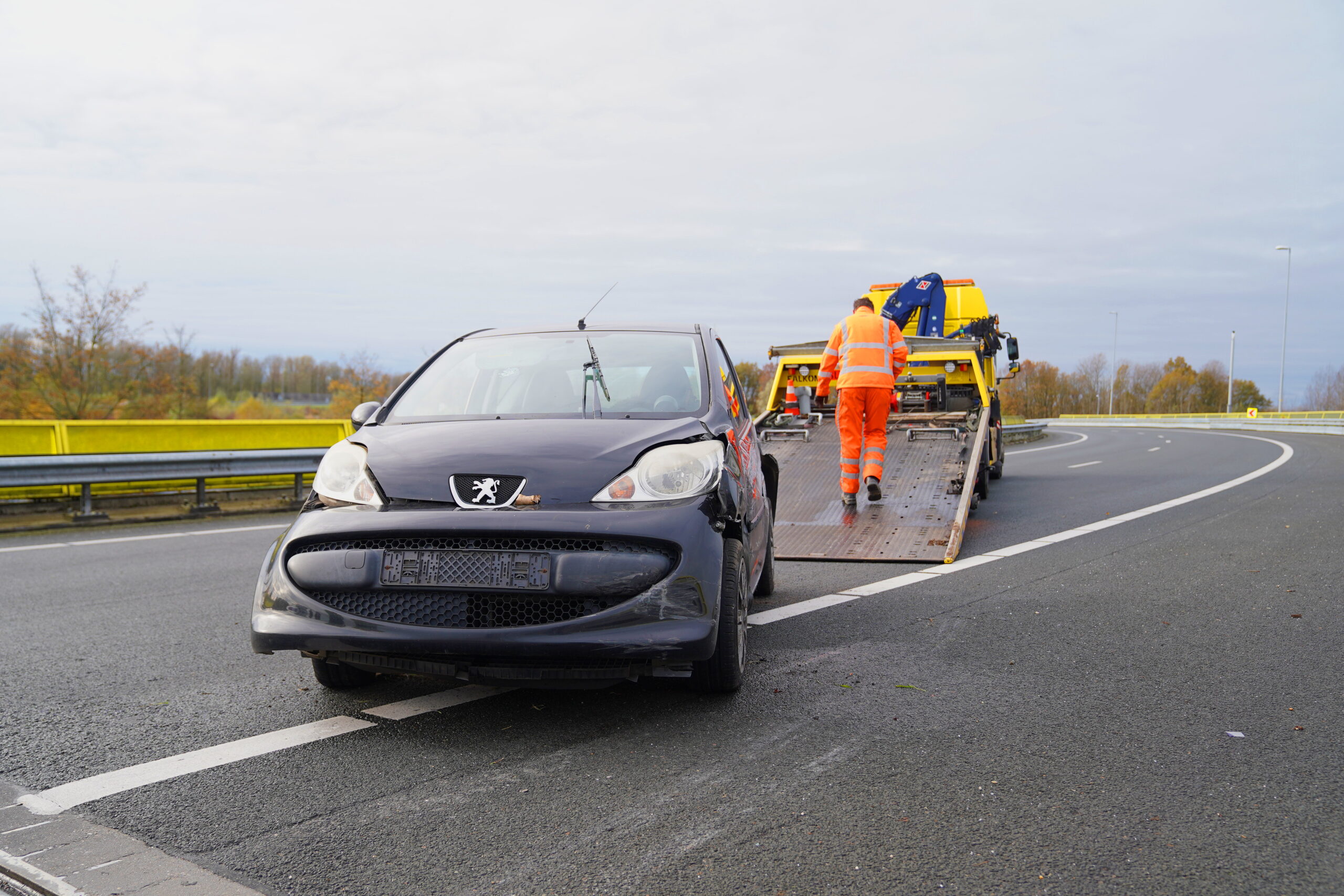 Auto vliegt uit de bocht en botst tegen vangrail