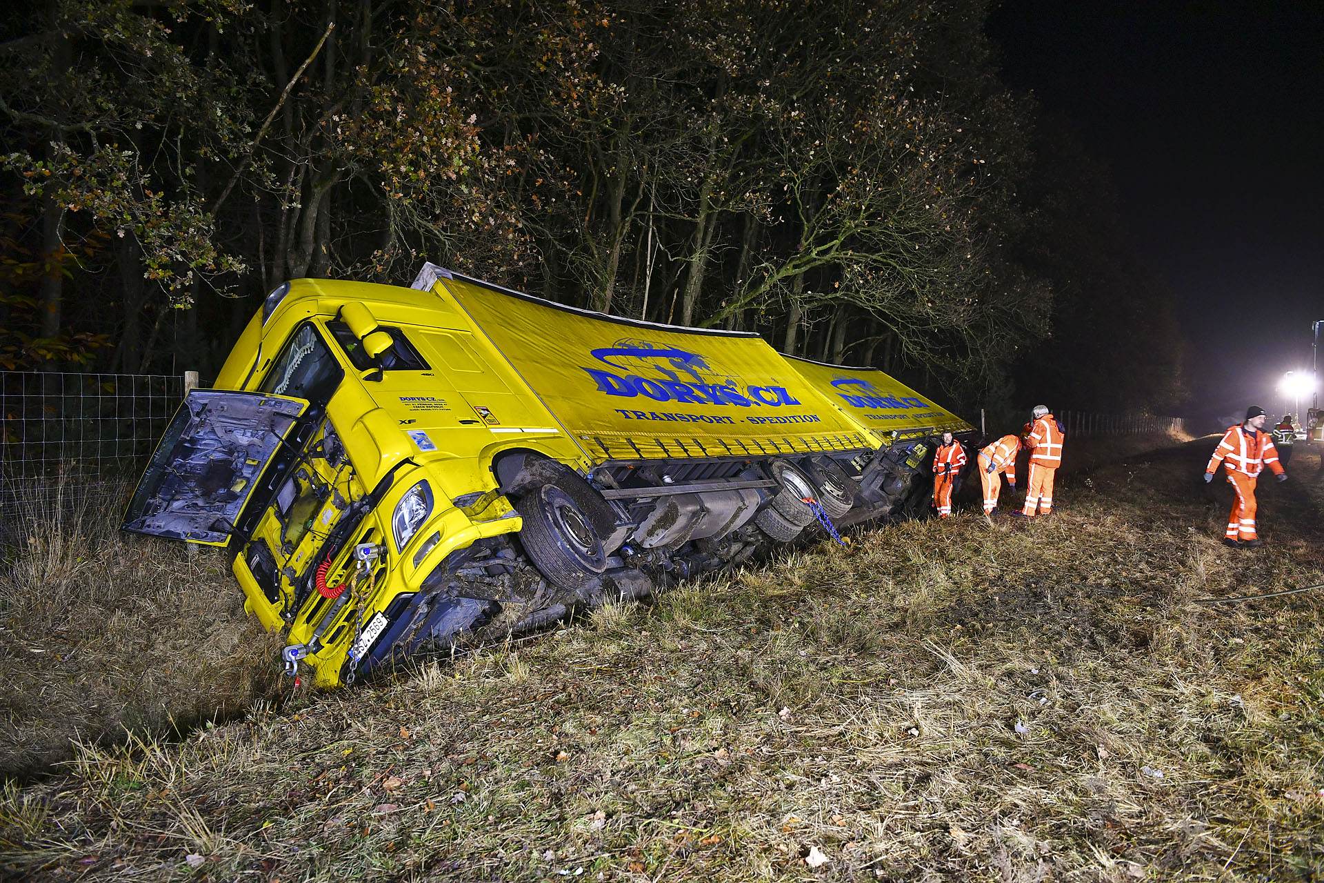 Vrachtwagen belandt in greppel langs snelweg