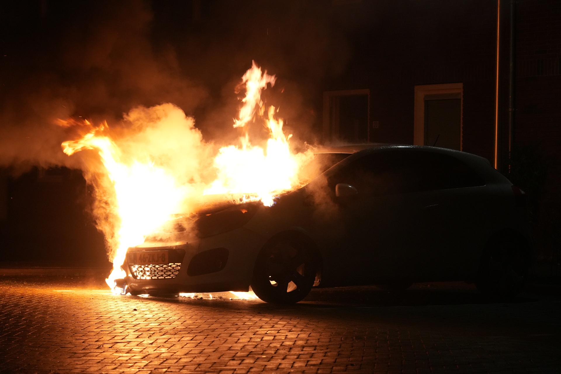 Geparkeerde auto grotendeels uitgebrand