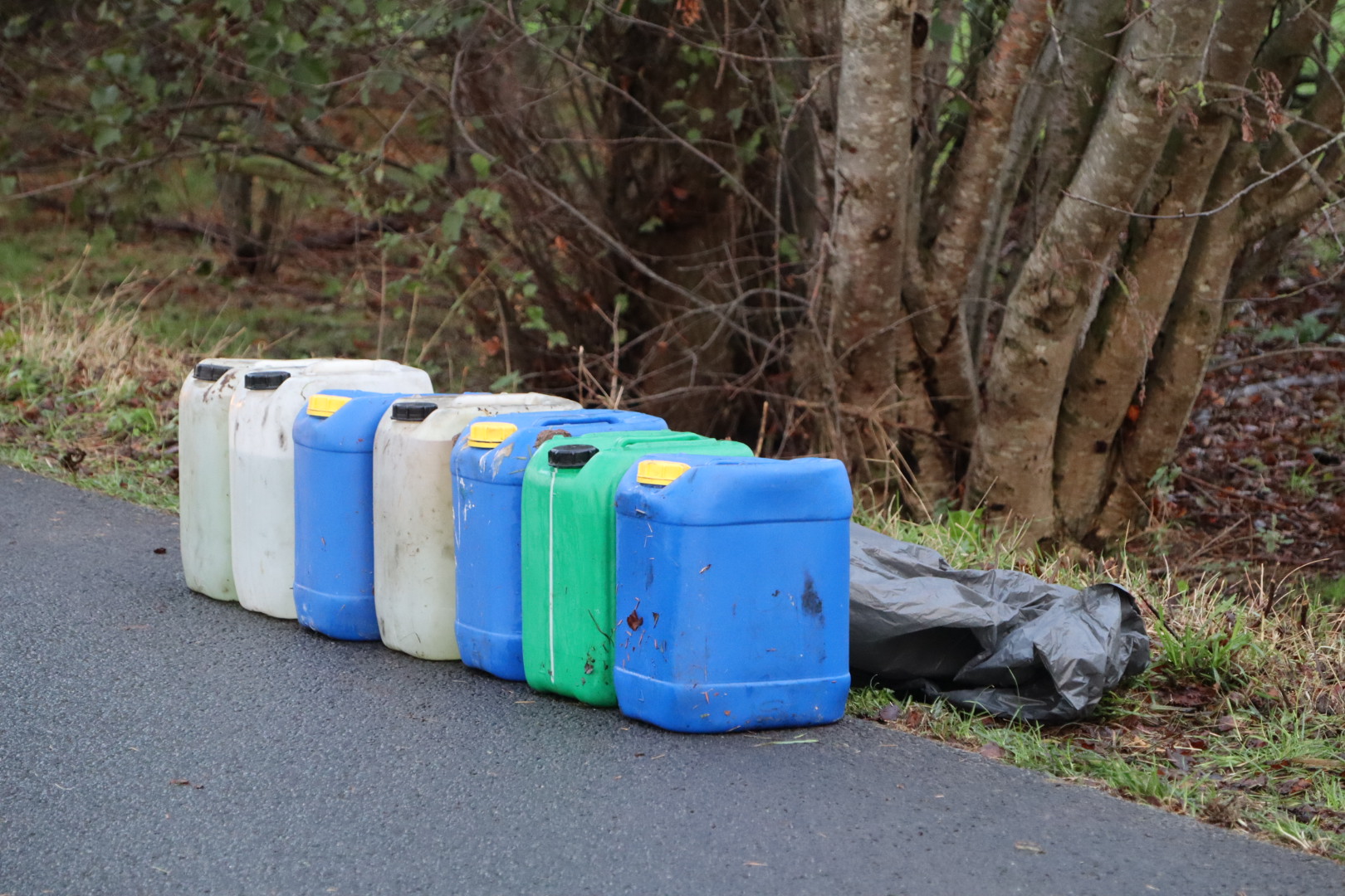 Zeven jerrycans met vermoedelijk drugsafval in sloot gedumpt
