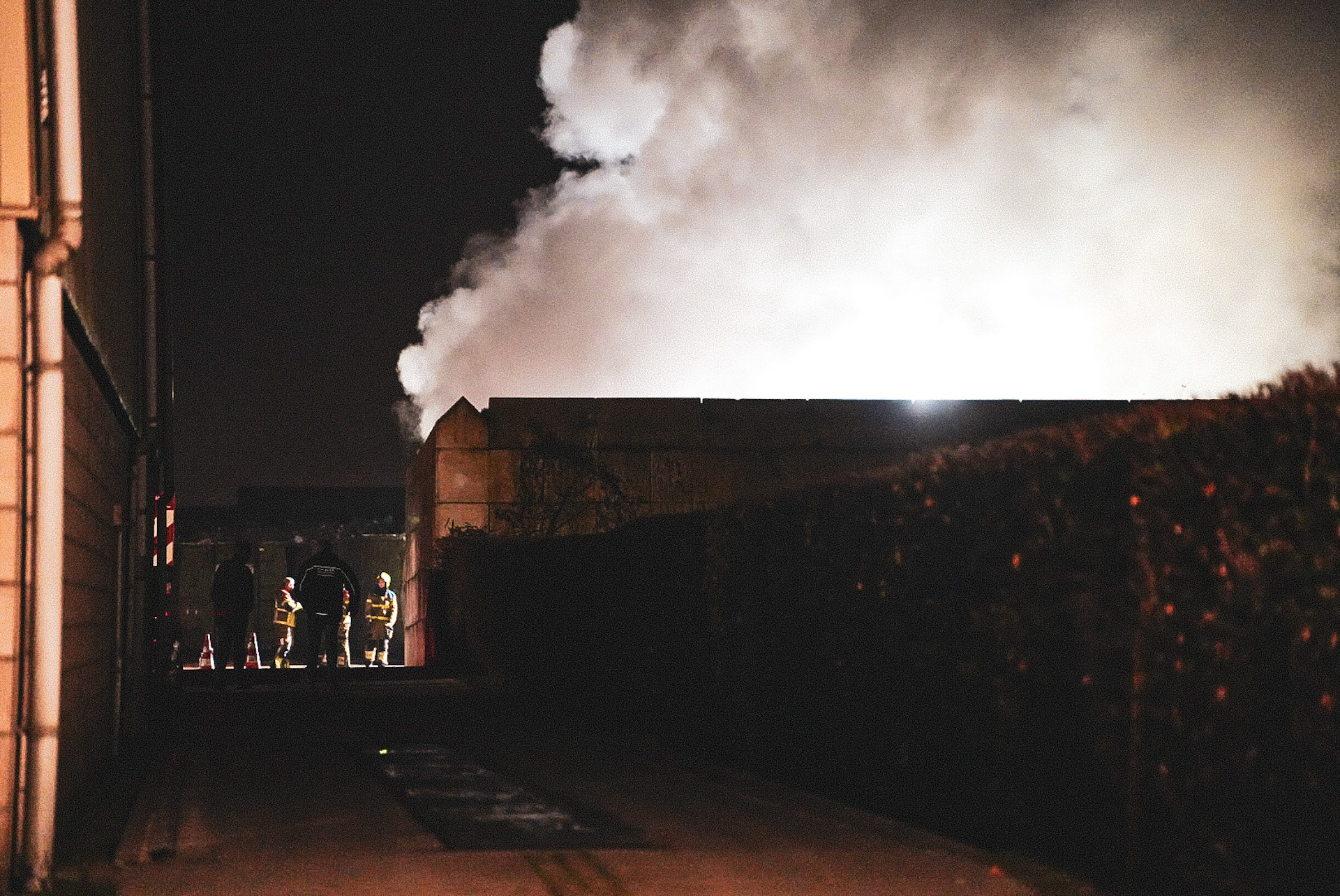 Brand in container met afval zorgt voor veel rookontwikkeling