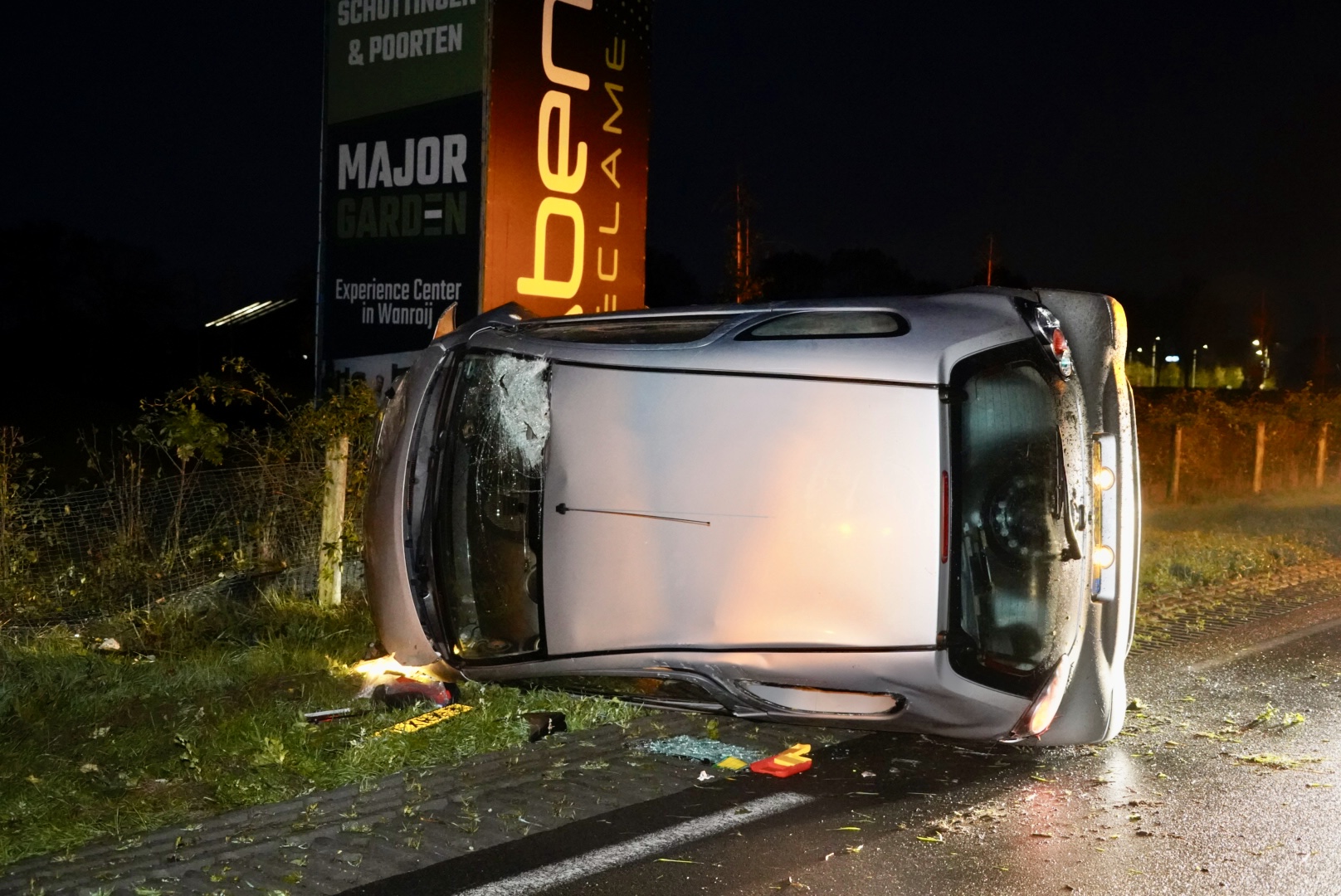 Auto raakt van de weg en belandt op z’n kant