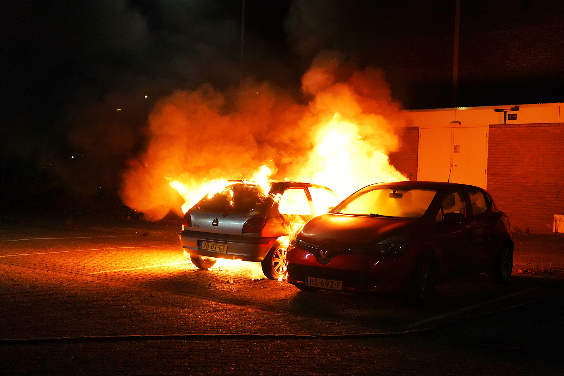 Geparkeerde auto in lichterlaaie in woonwijk