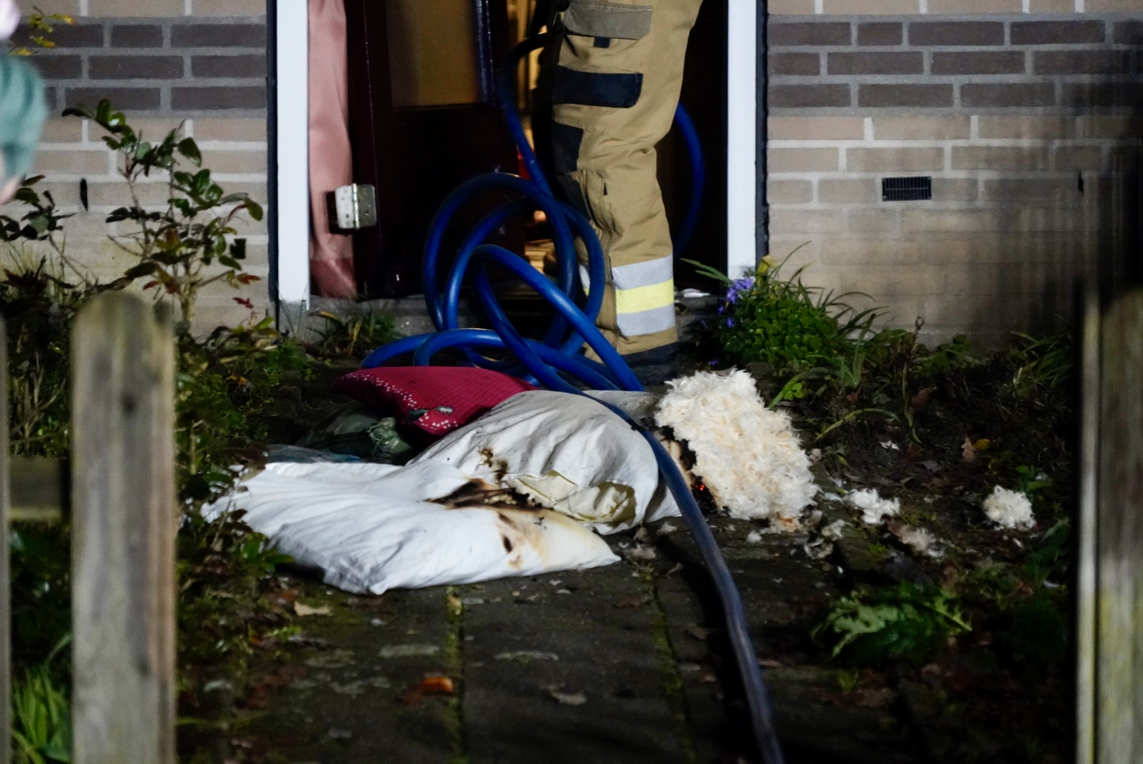Bewoonster in ambulance behandeld na woningbrand