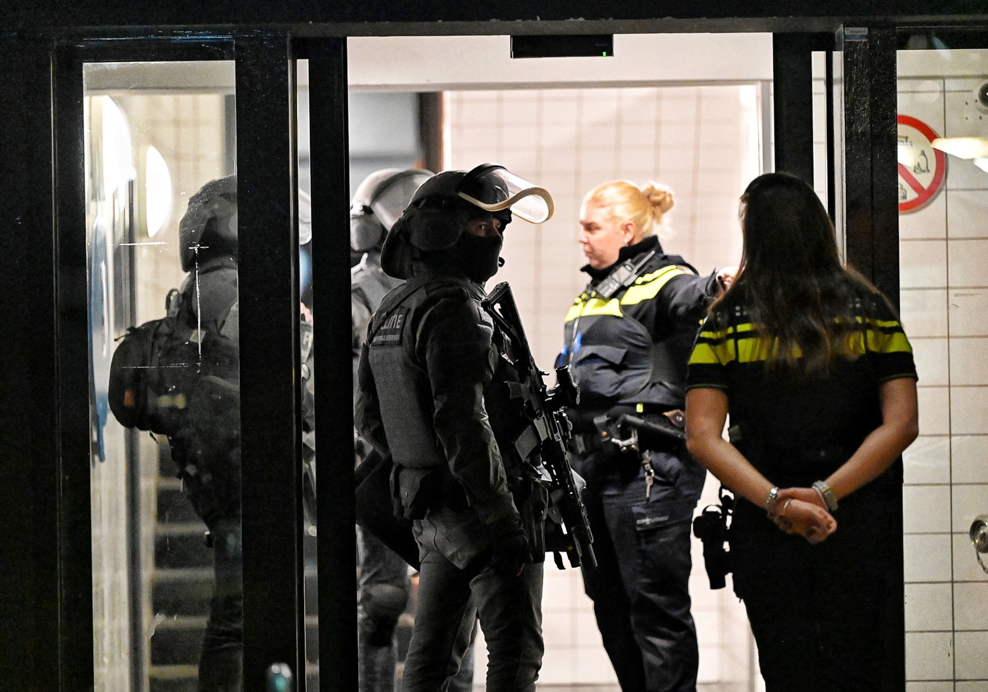 Zwaarbewapend arrestatieteam doet inval in flatwoning