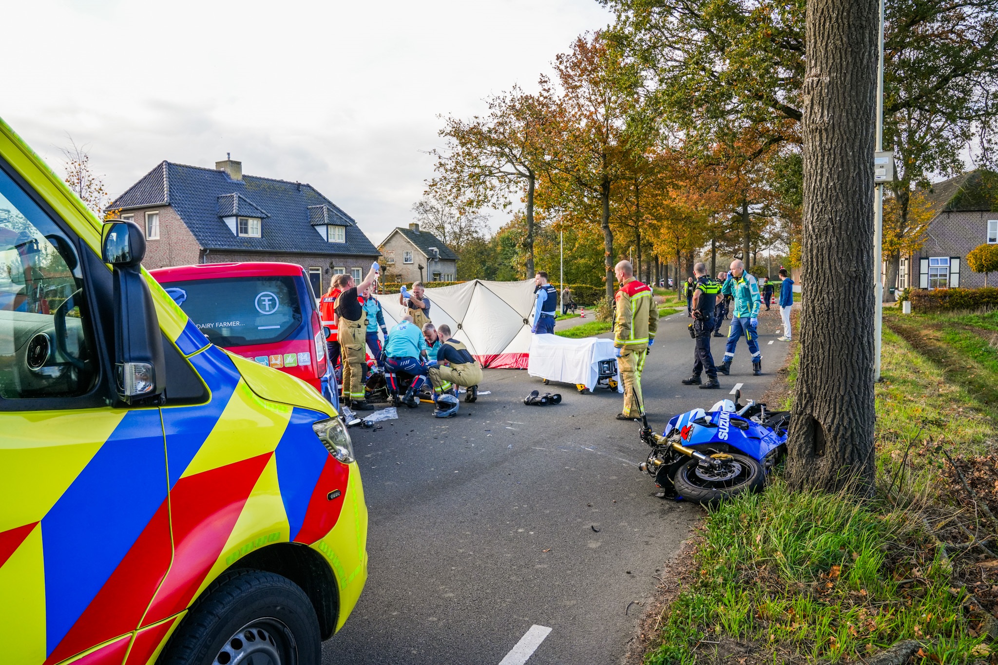 UPDATE: Motorrijder (32) overleden na aanrijding met busje