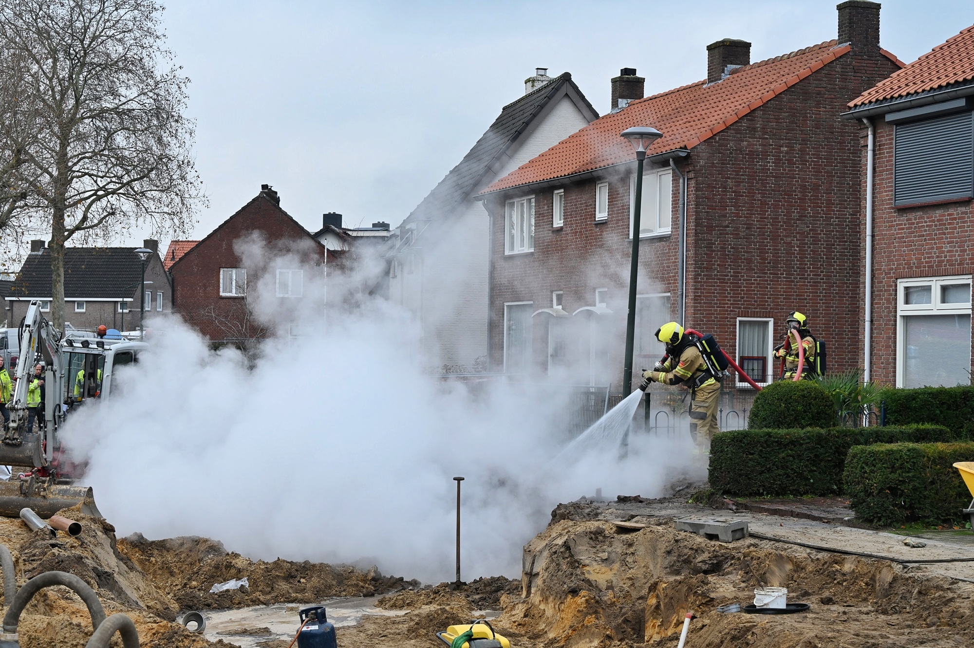Gasleiding vat vlam bij graafwerk, twee woningen ontruimd