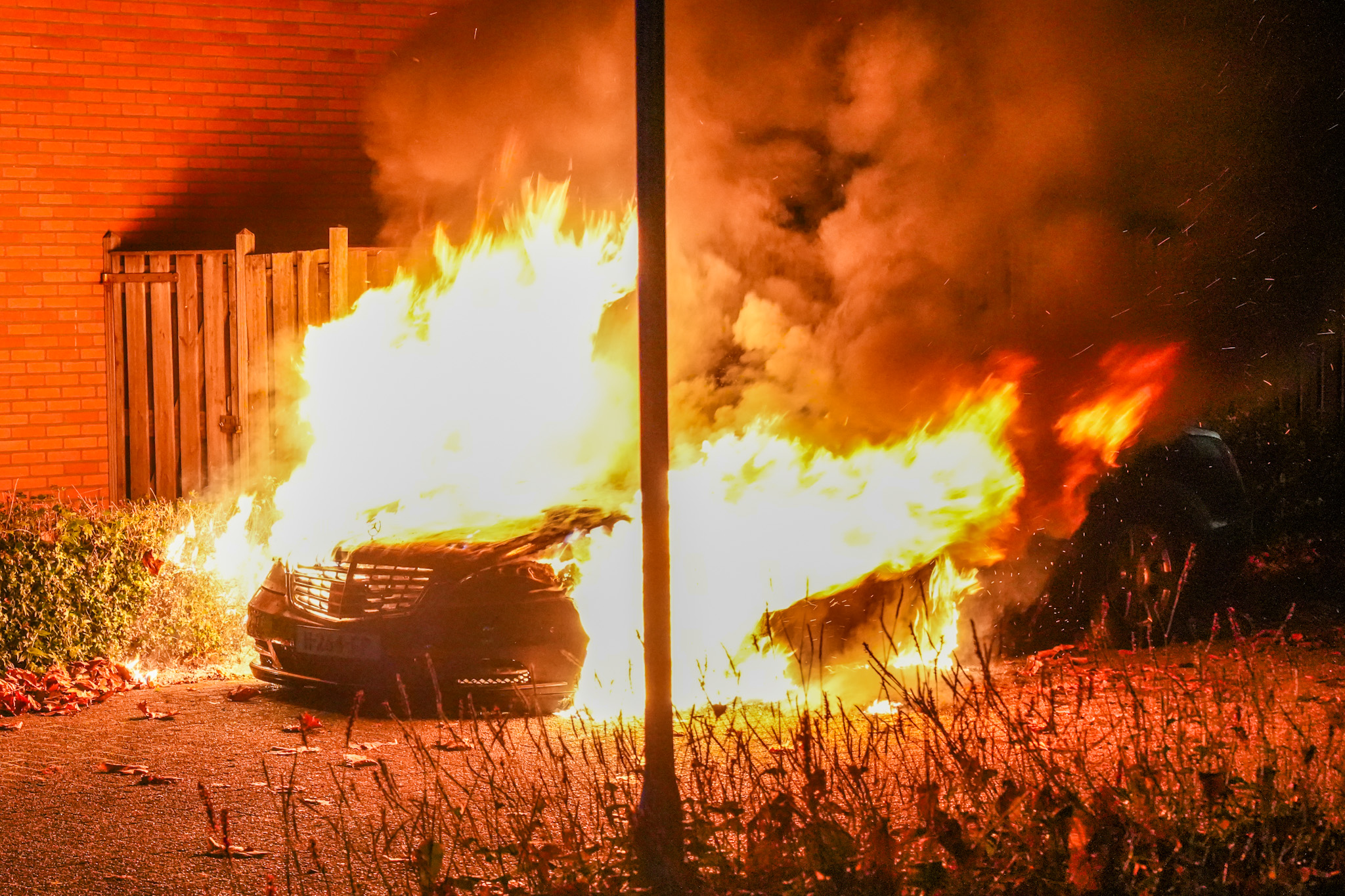 Geparkeerde taxi uitgebrand, vermoedelijk brandstichting