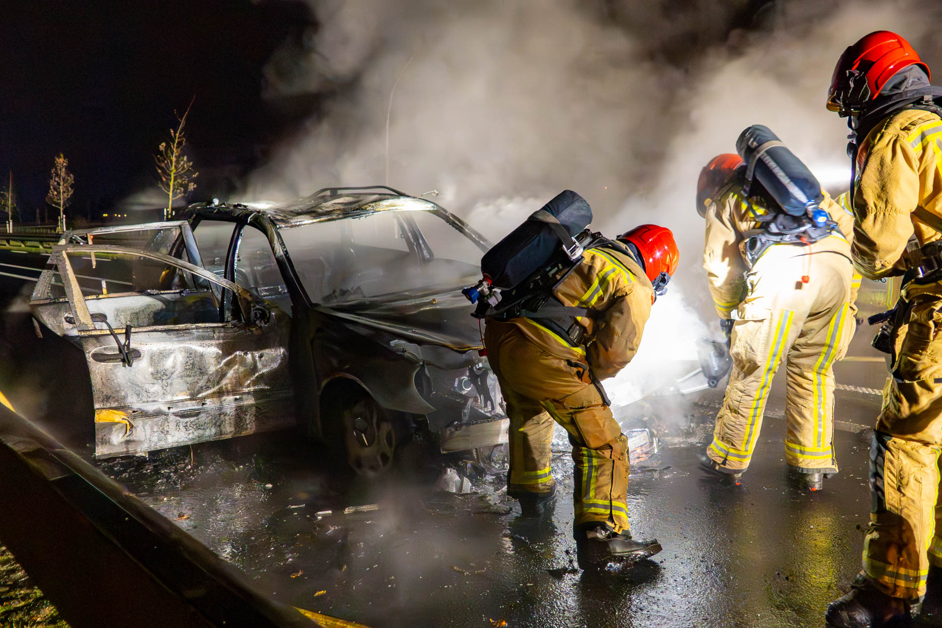 Auto vliegt in brand tijdens rijden, bestuurder met schrik vrij