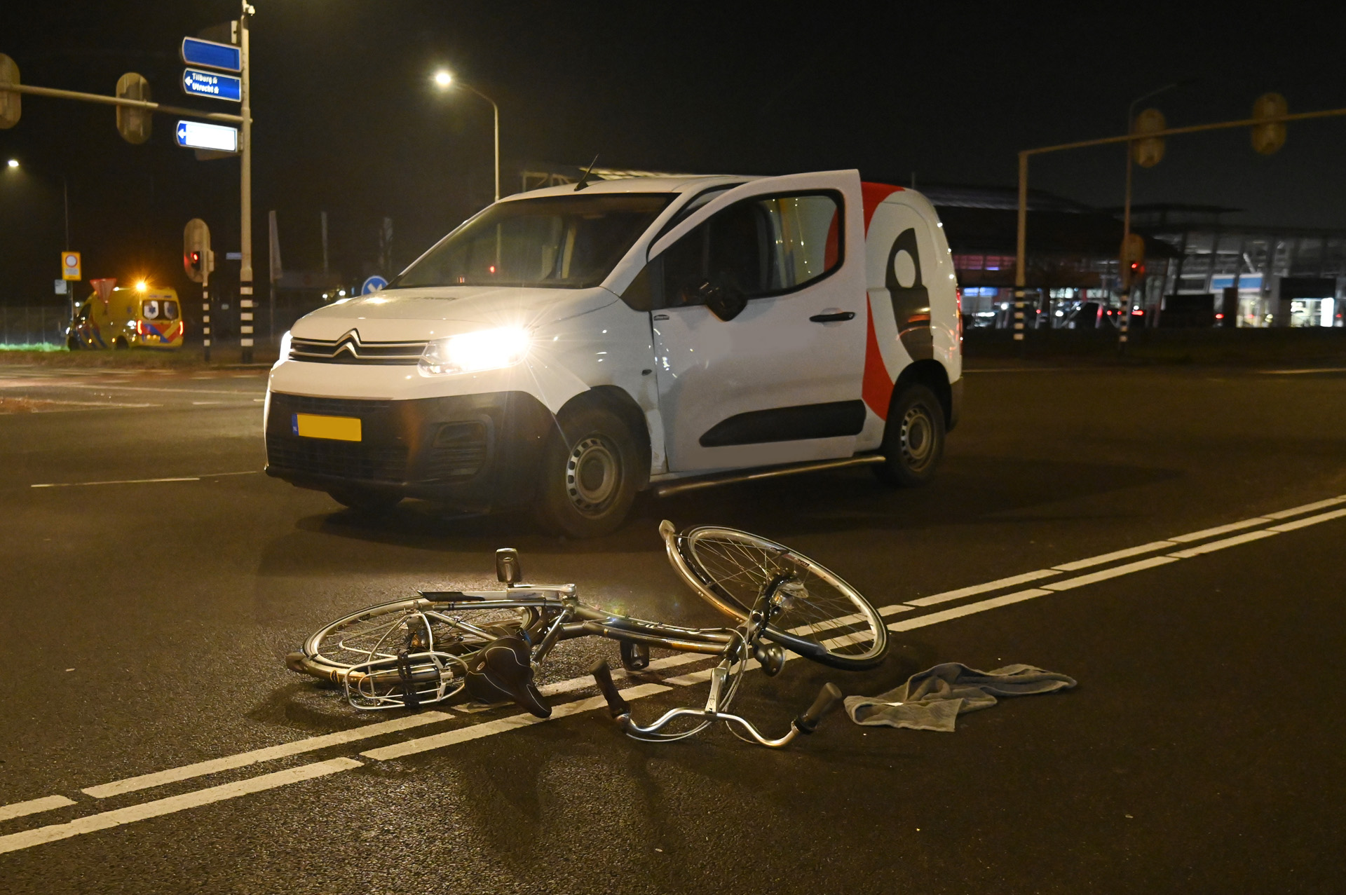 Fietsster gewond na botsing met bestelbus