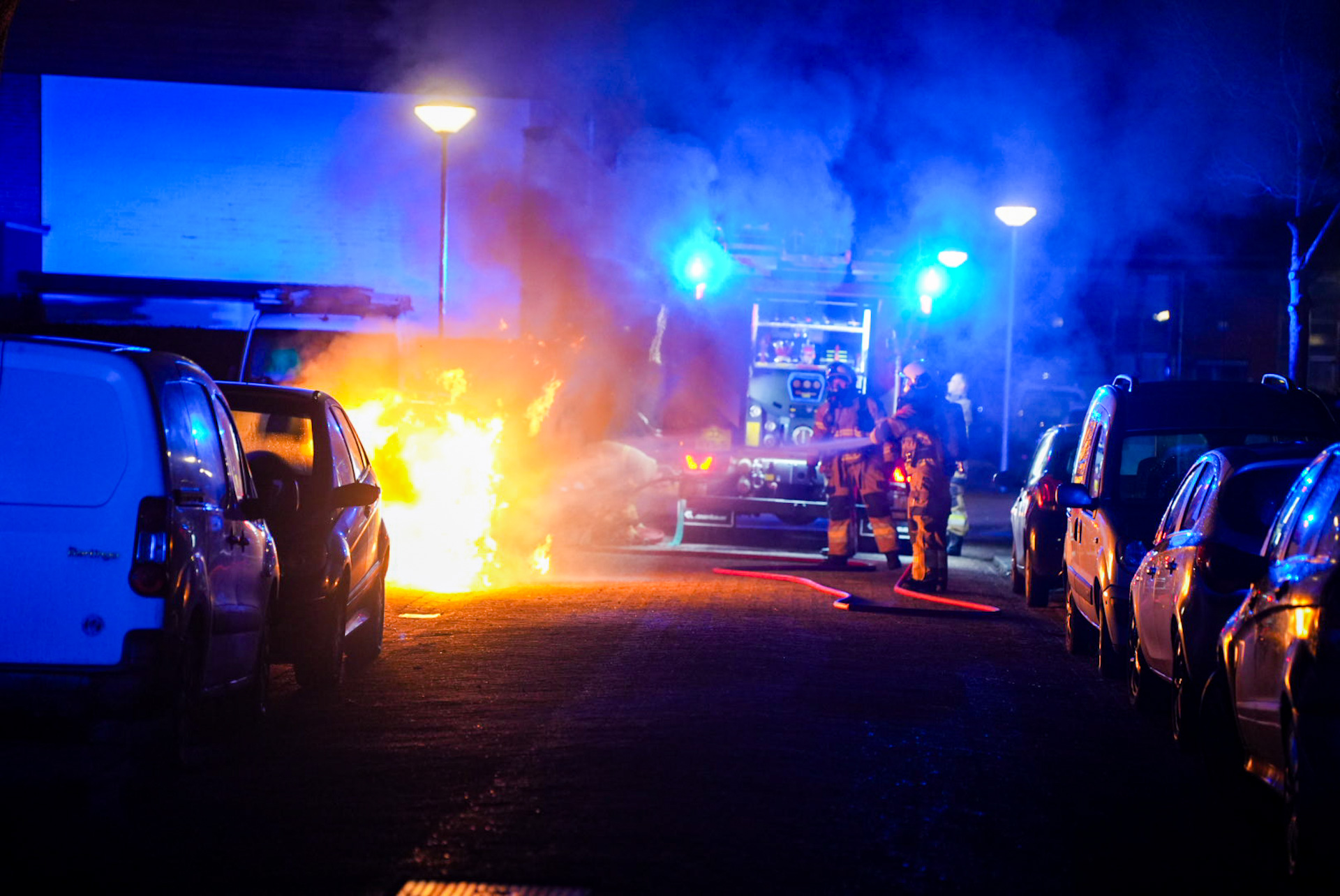 Geparkeerde auto door brand verwoest