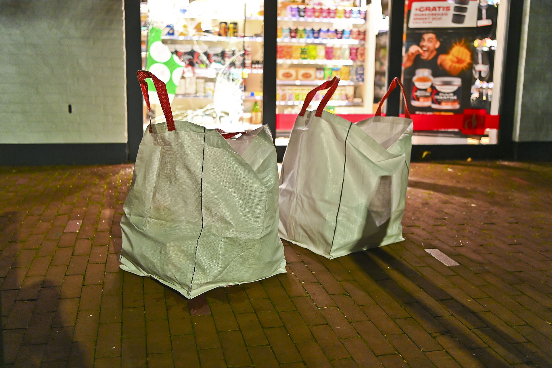 Inbrekers drogist betrapt en laten buit achter