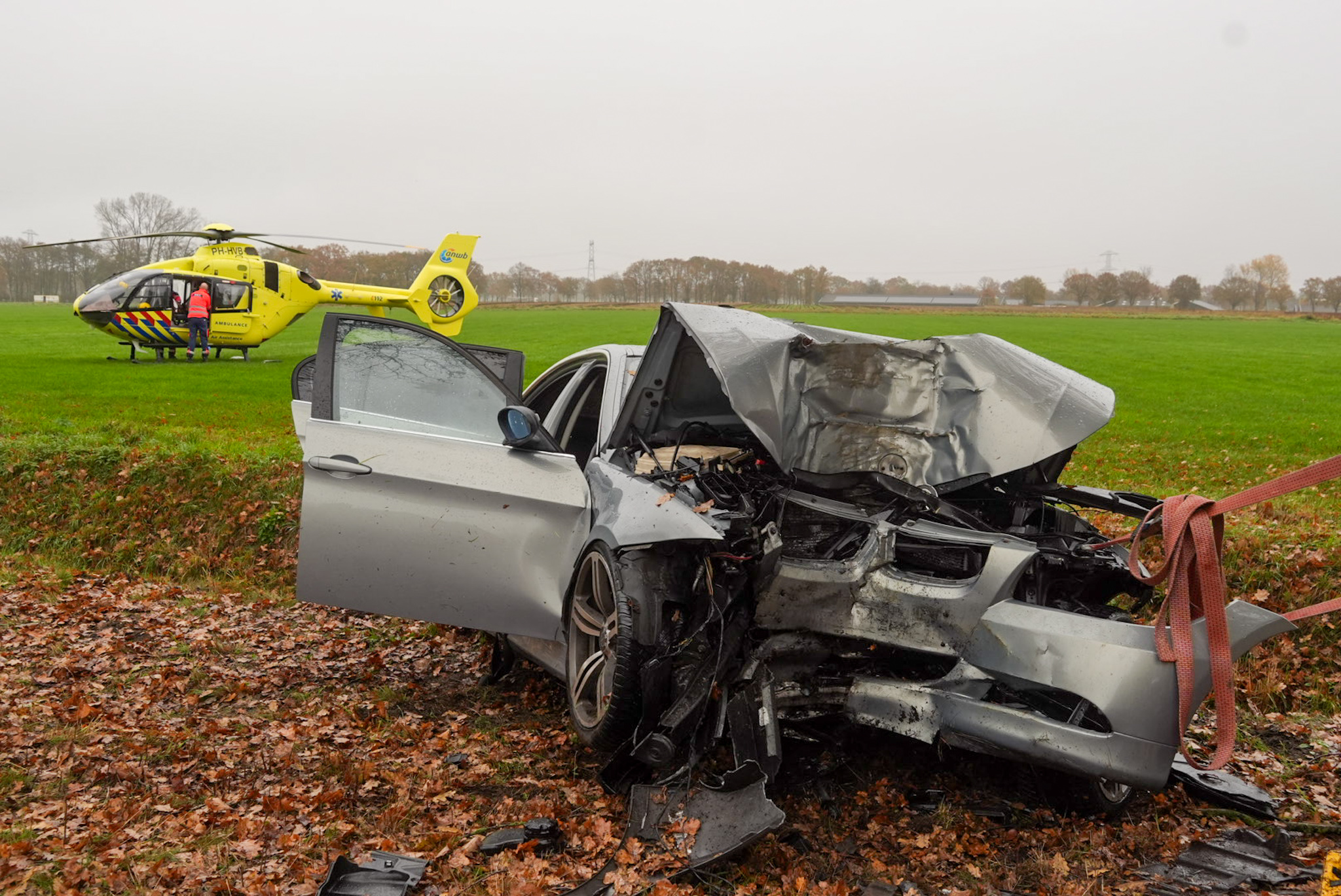 Auto botst tegen boom, één inzittende door brandweer bevrijd