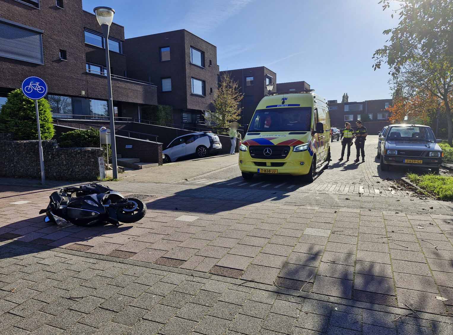 Scooterrijder naar ziekenhuis na aanrijding