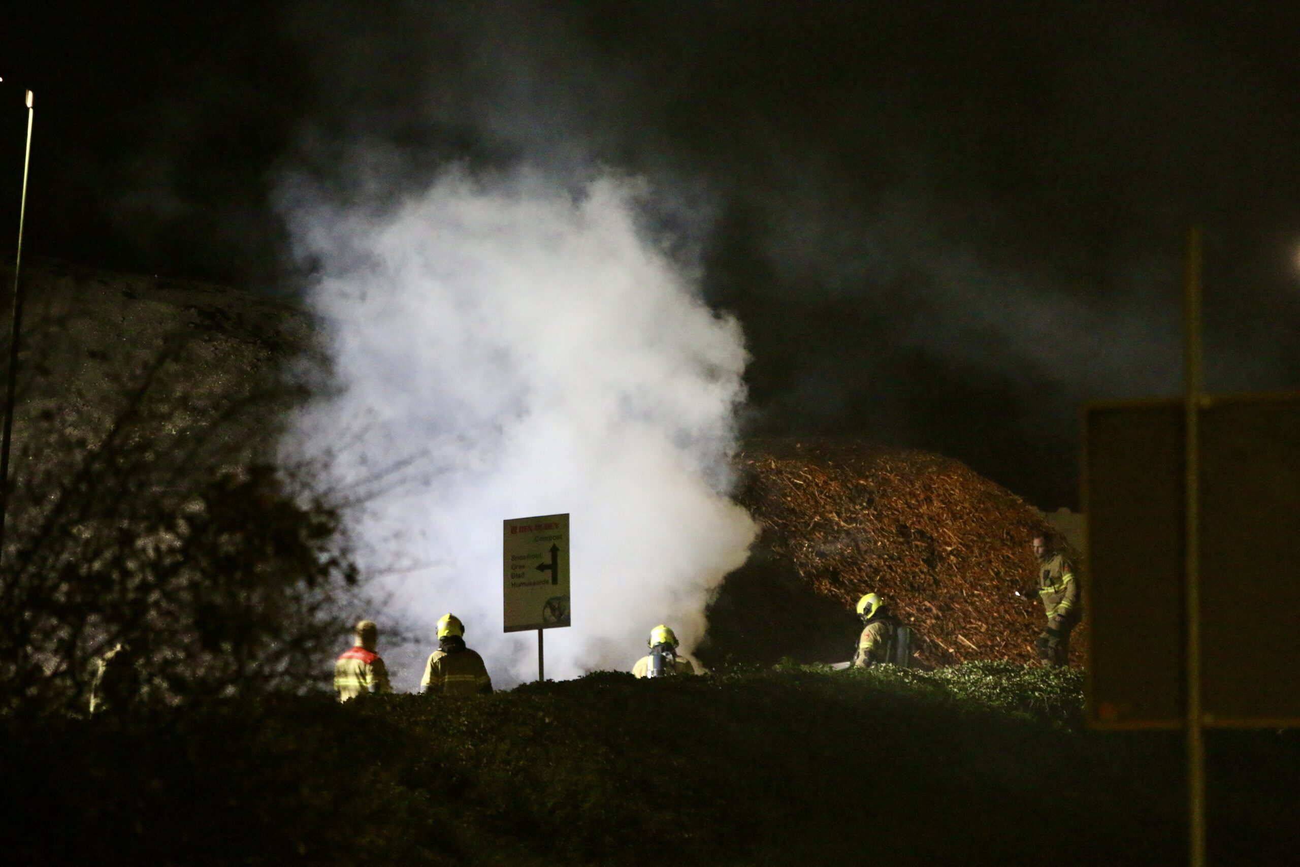 Veel rookontwikkeling door brand in berg met vermalen hout