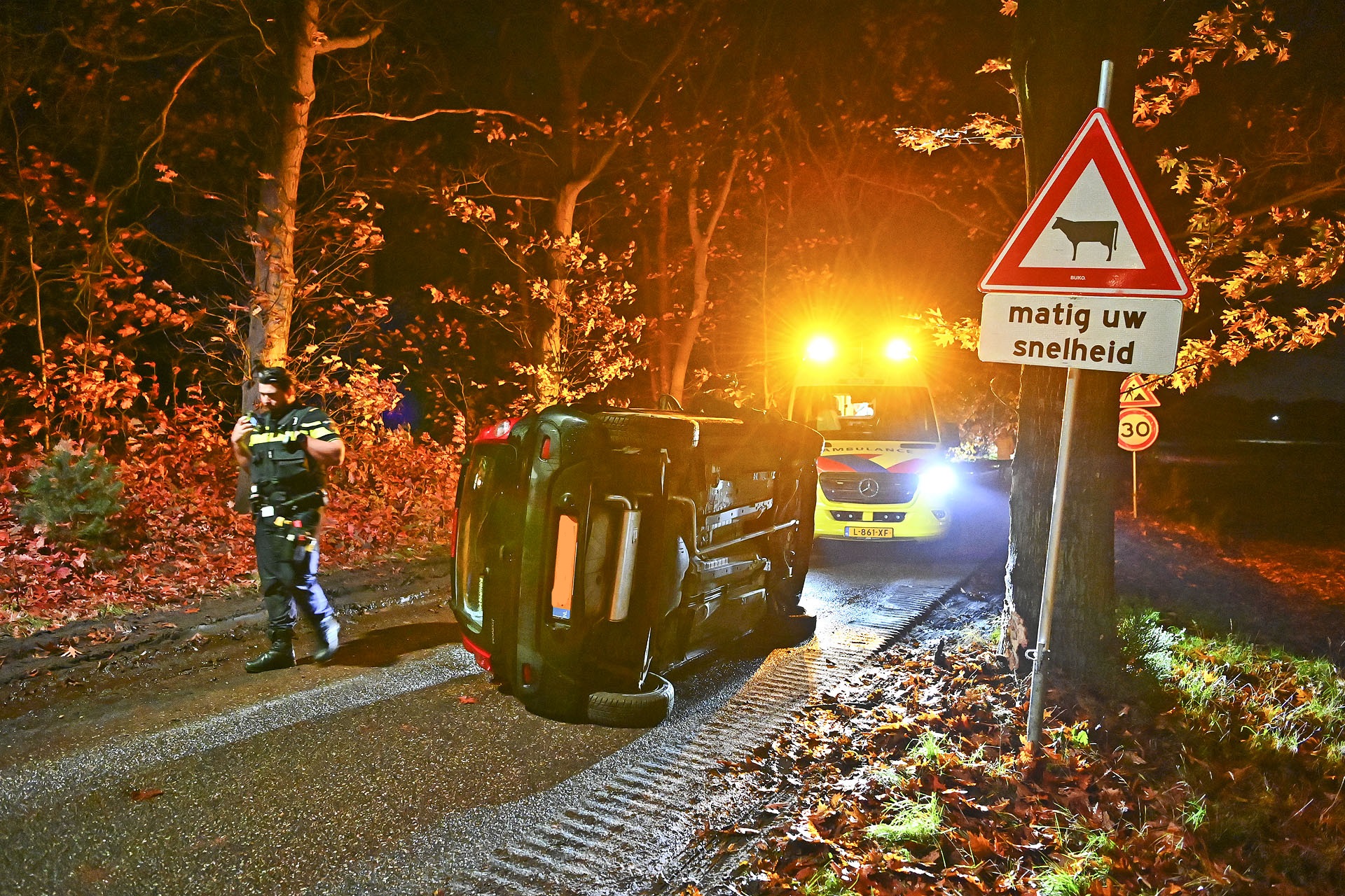 Auto op z’n kant na botsing tegen boom