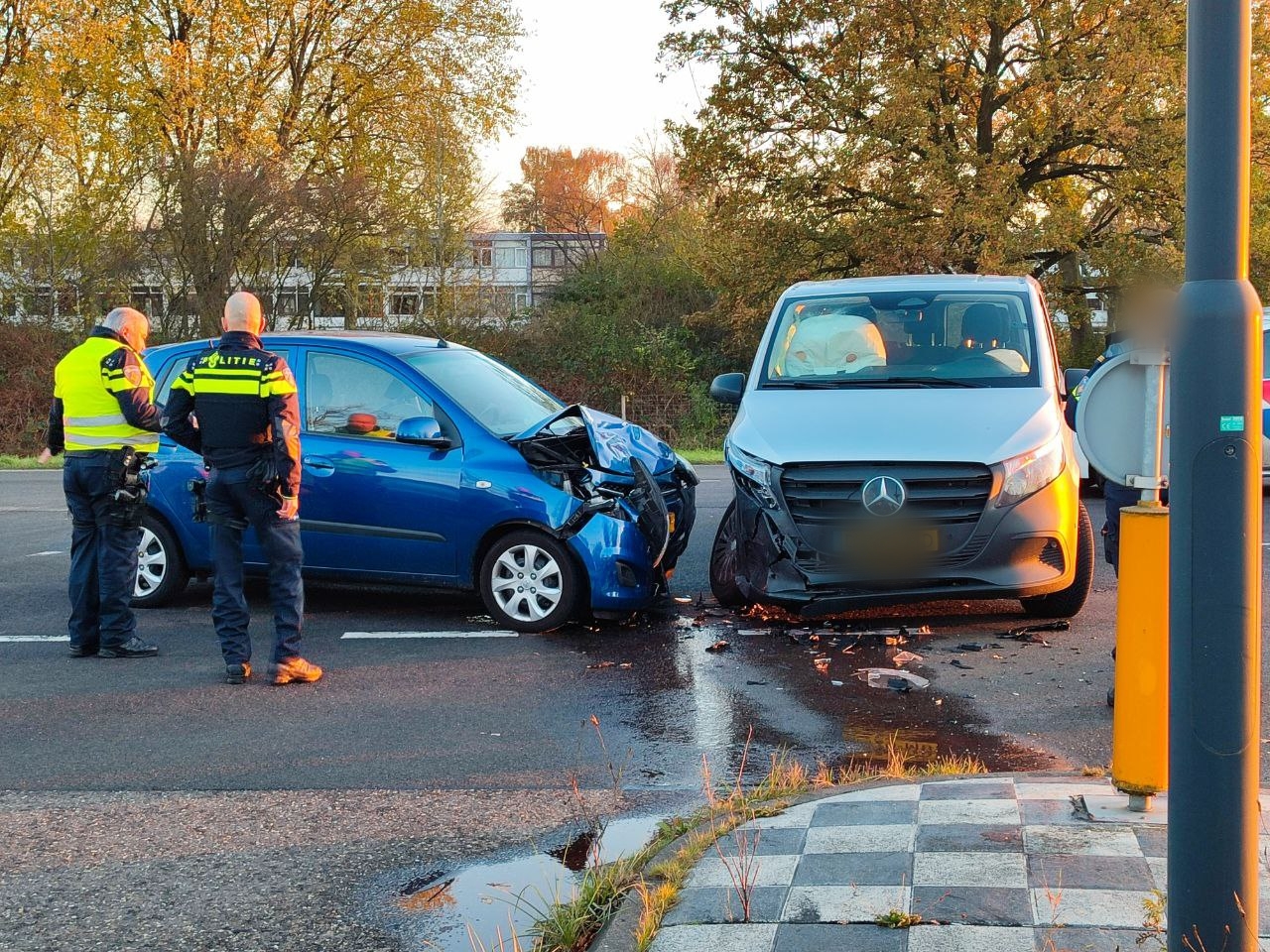 Onderzoek na stevige aanrijding tussen bestelbus en personenauto