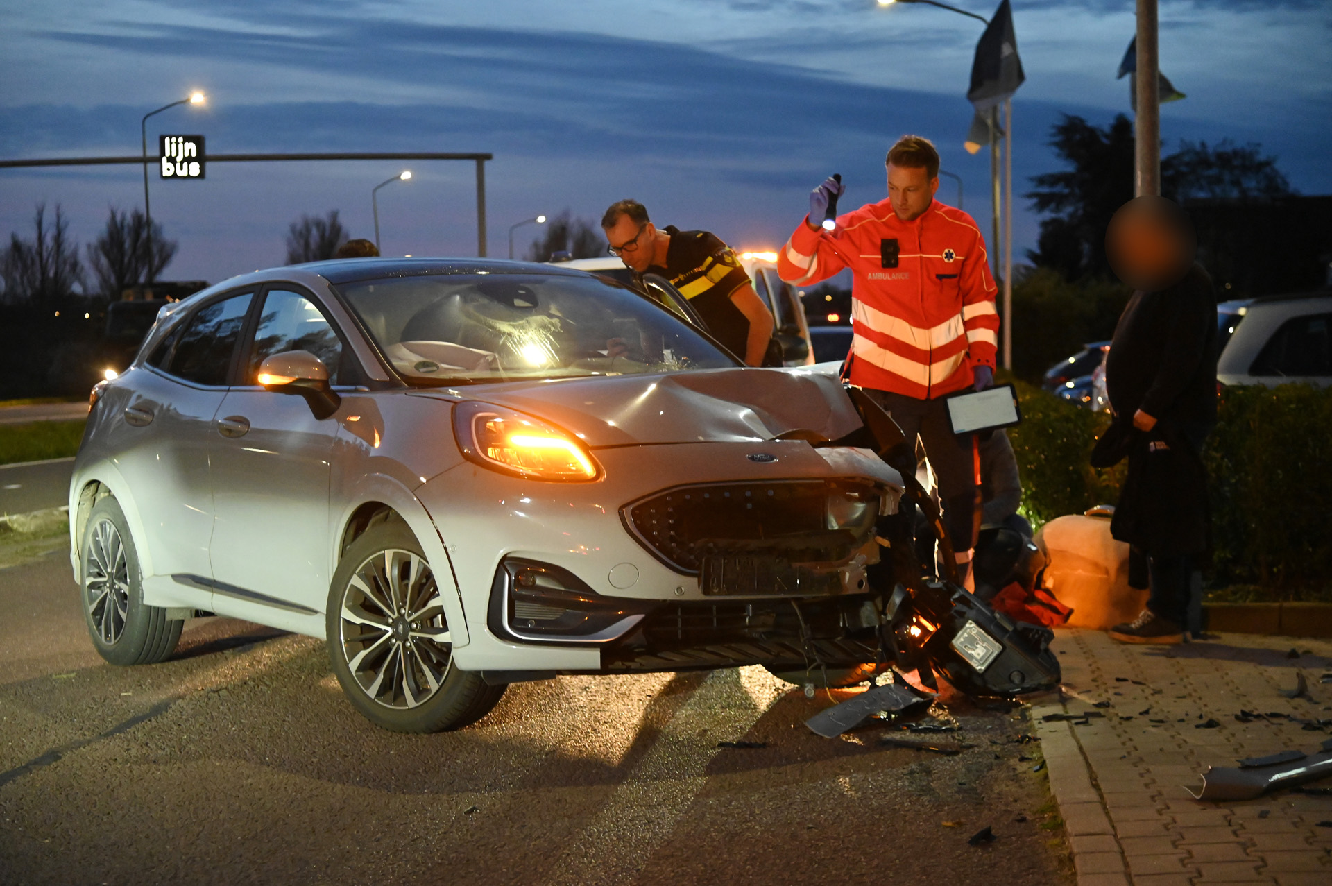 Scooterrijder gewond bij aanrijding met auto