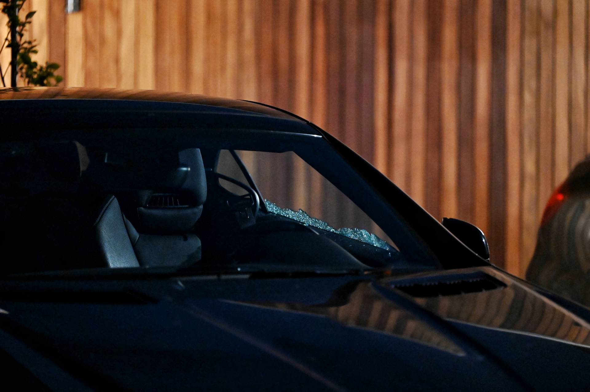 Twee auto’s beschoten op oprit van woning