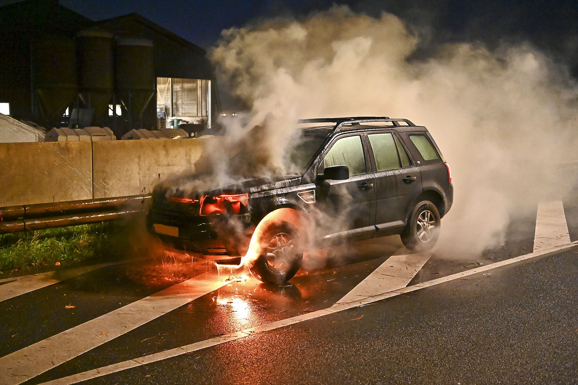 Auto vliegt in brand, persfotograaf belaagd